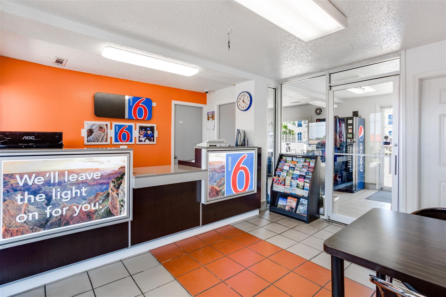 Vista Lobby Motel 6 Fayetteville, AR