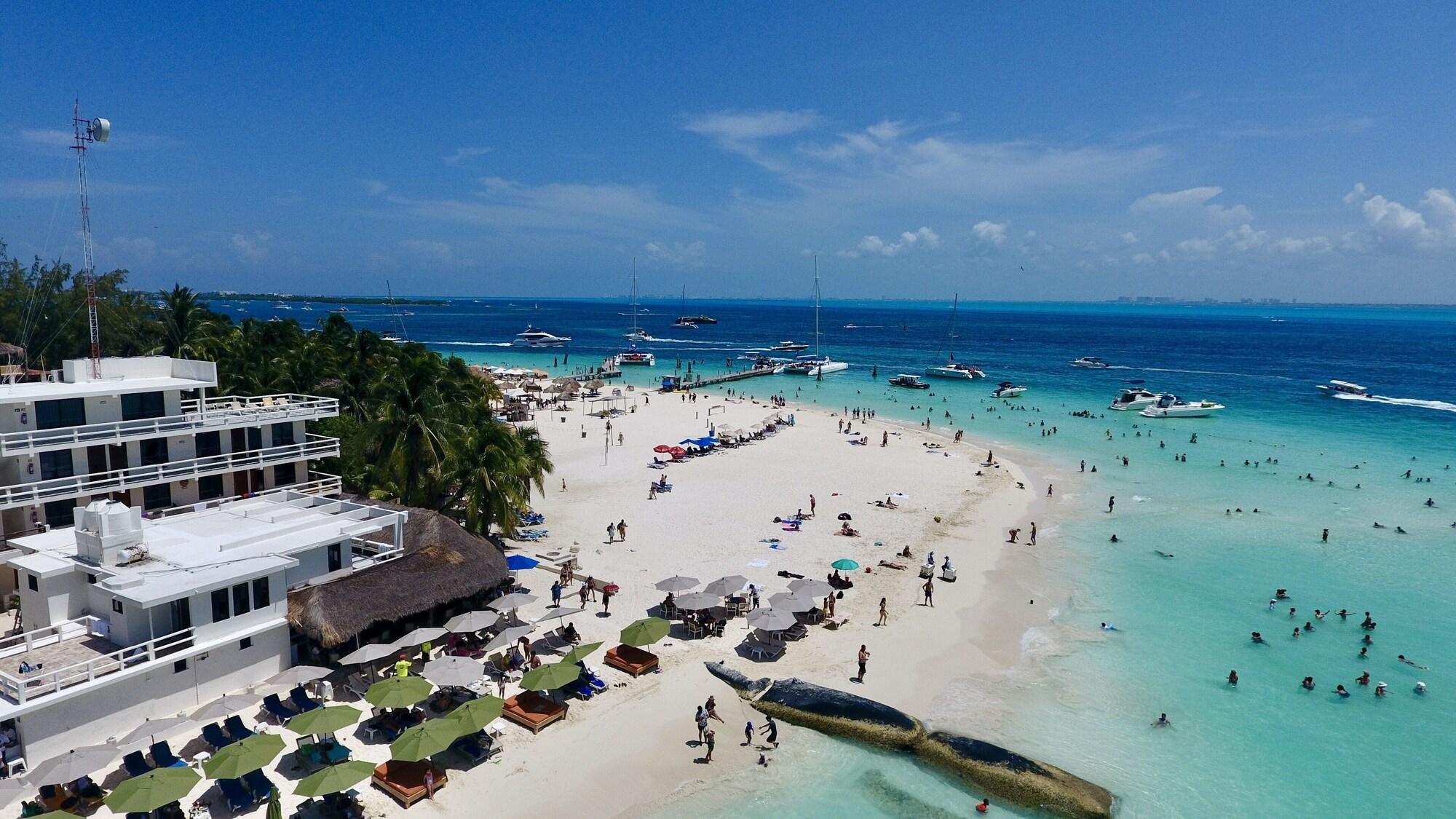 Varios Chichis and Charlies Beachfront