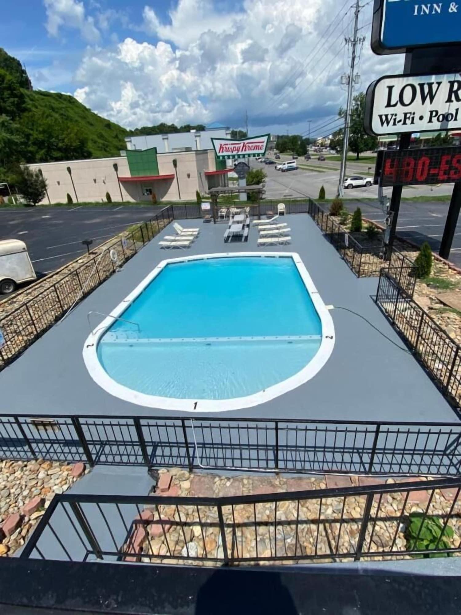 Vista Piscina Bear Mount Inn & Suites