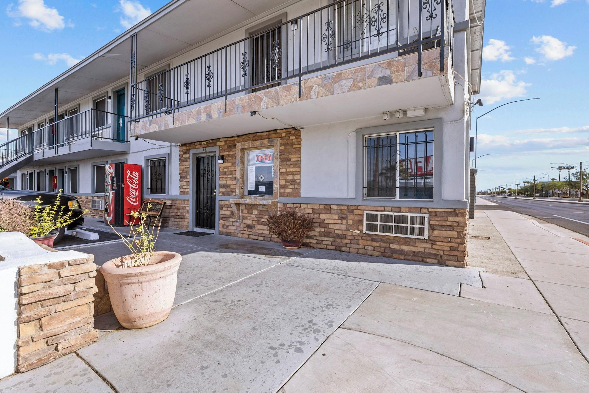 Vista Exterior American Executive Inn