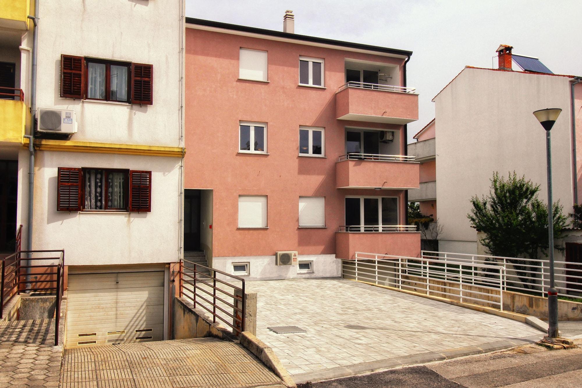 Varios Guesthouse Esma