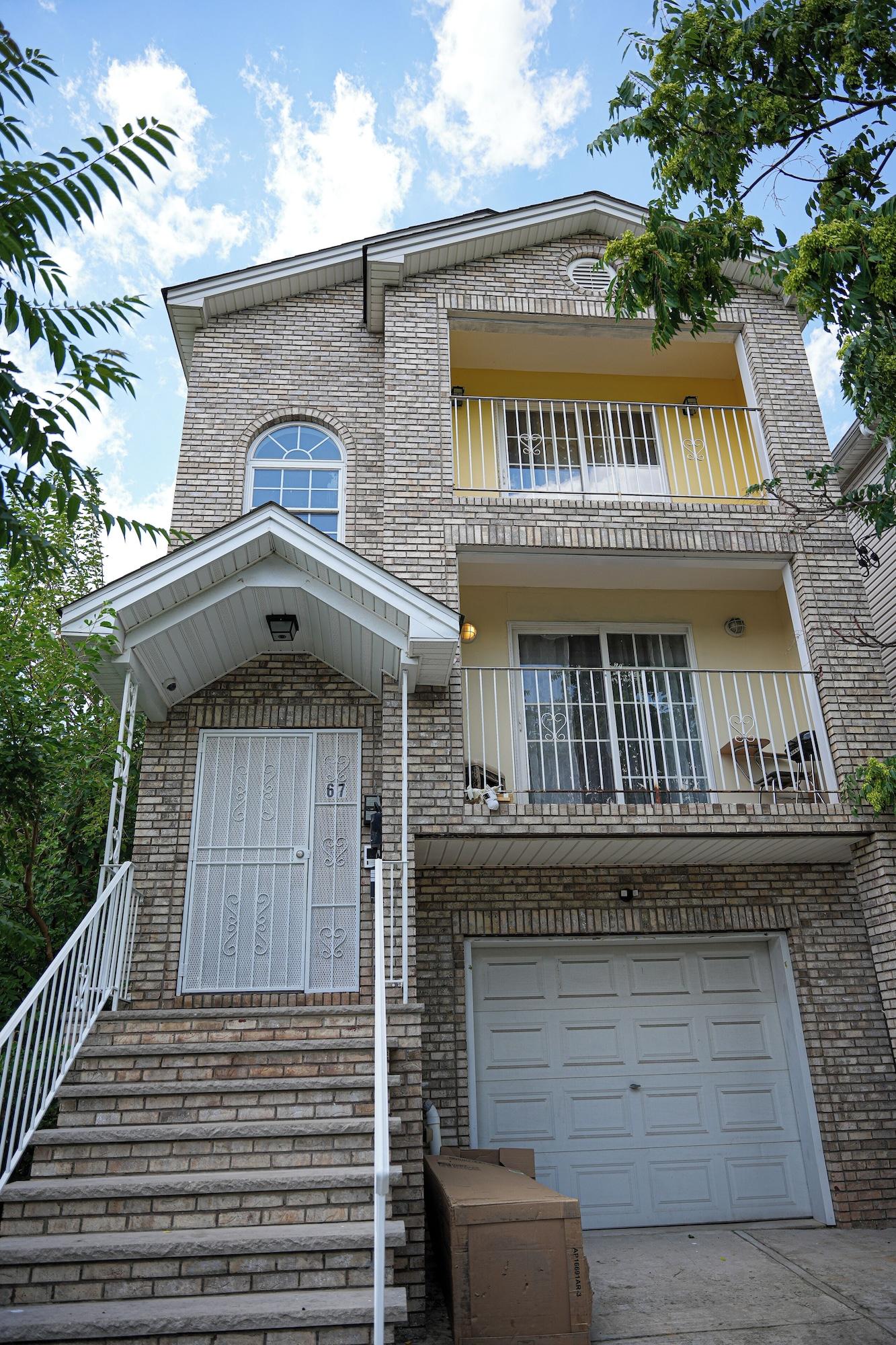 Vista Exterior Divine Villa and Resorts- 67 Sherman Ave