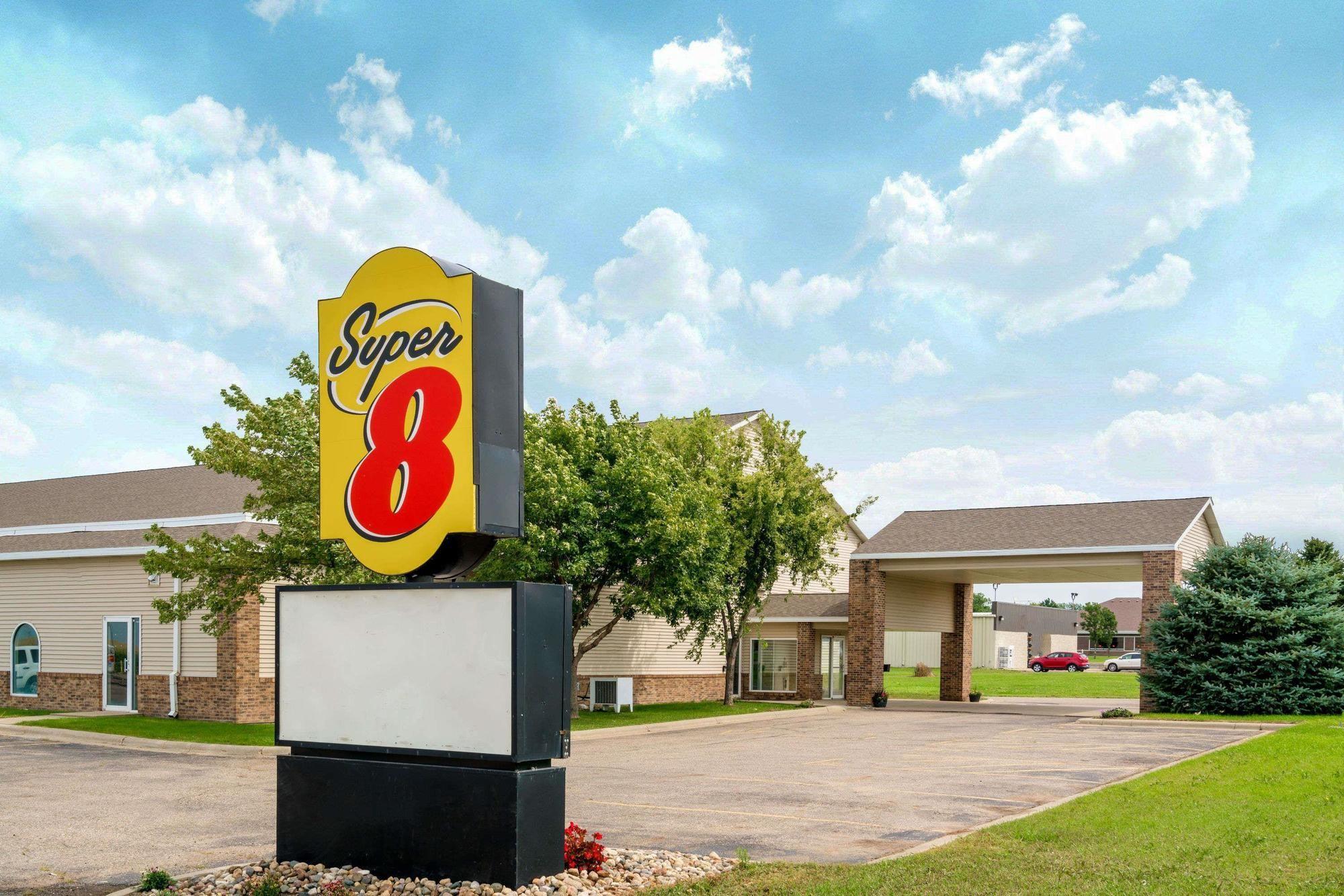 Varios Super 8 by Wyndham Beresford