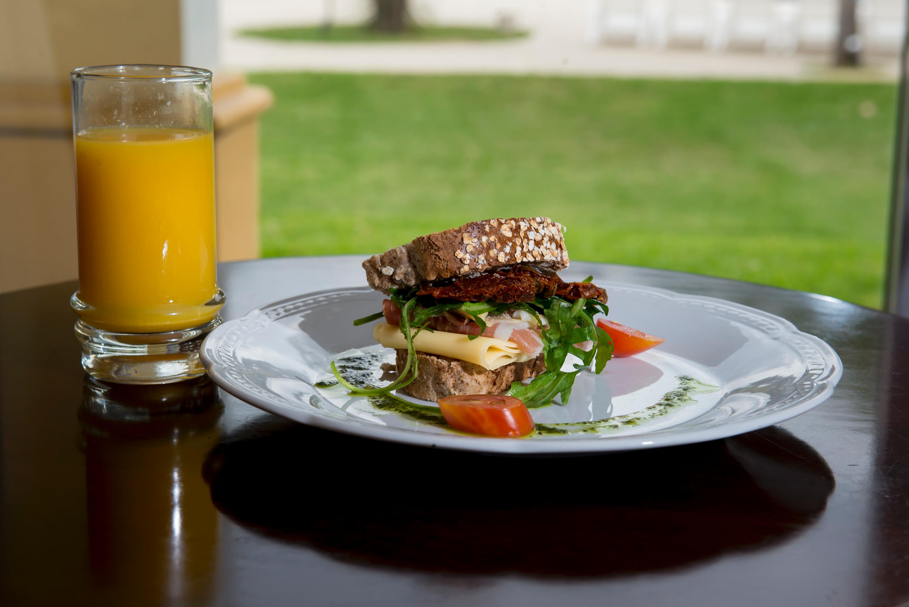 Restaurant Howard Johnson Pilar Resort Spa & Convention Center