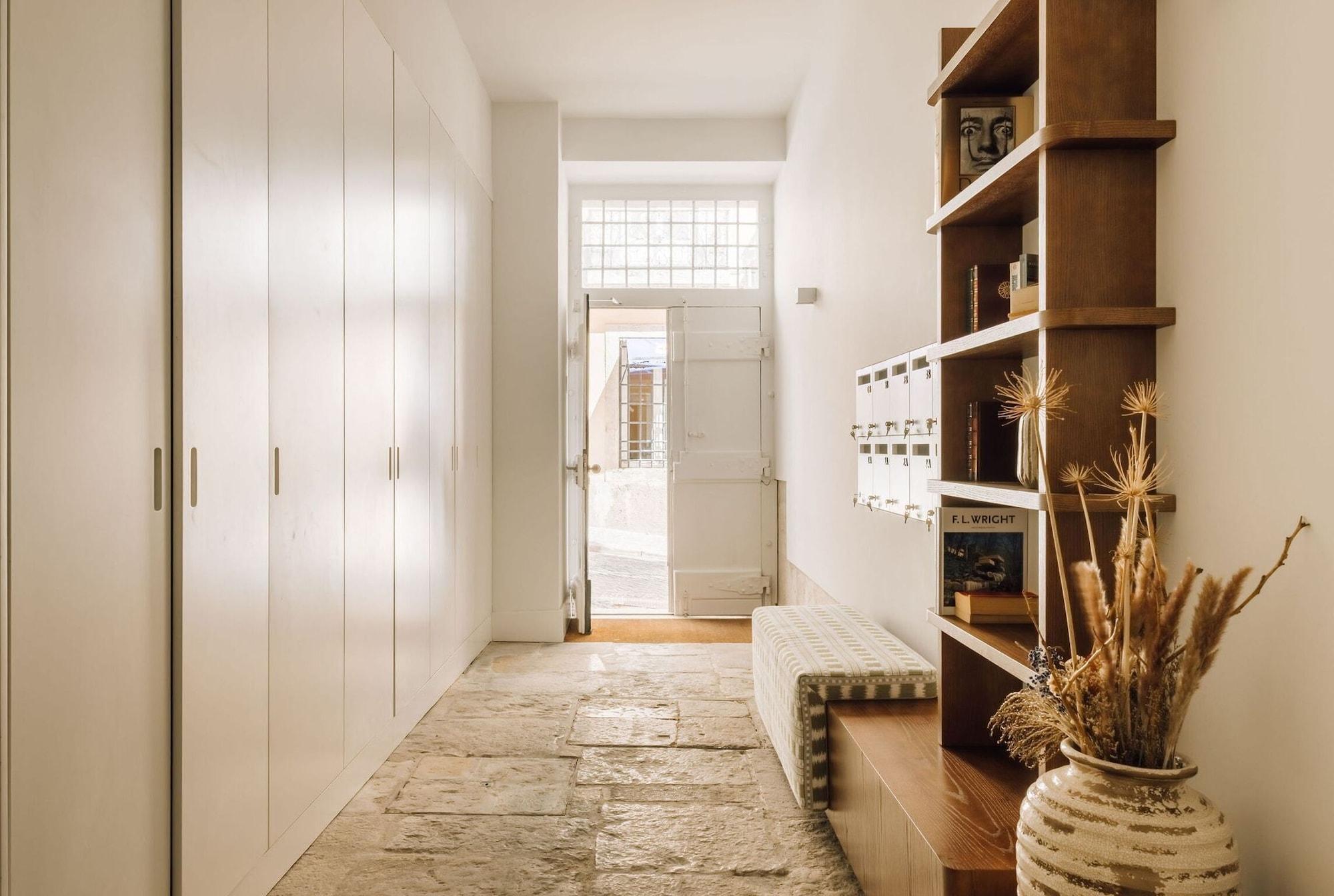 Vista Lobby Ando Living - Flores 25 House