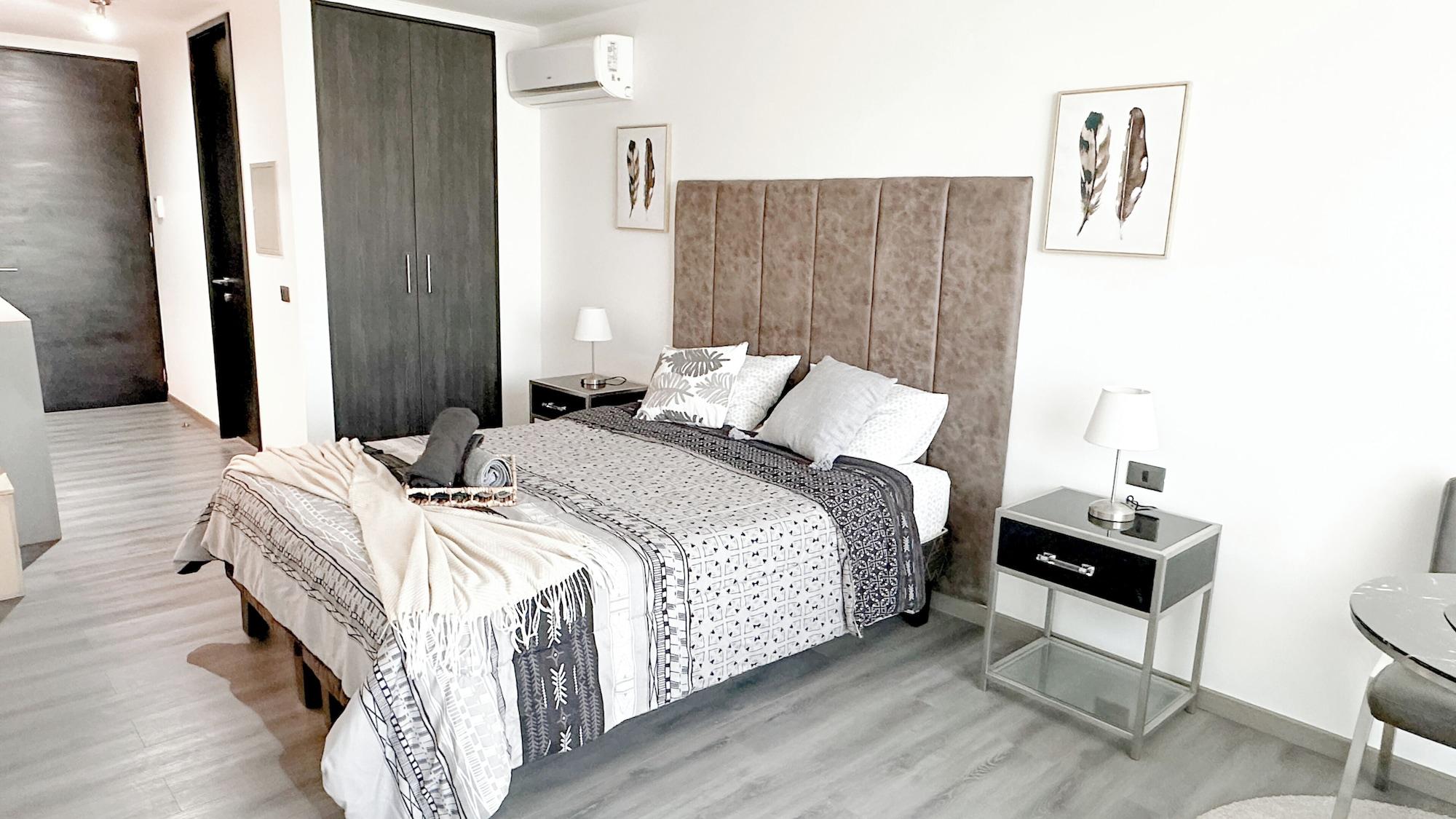 Habitación Depto. moderno con aire acondicionado