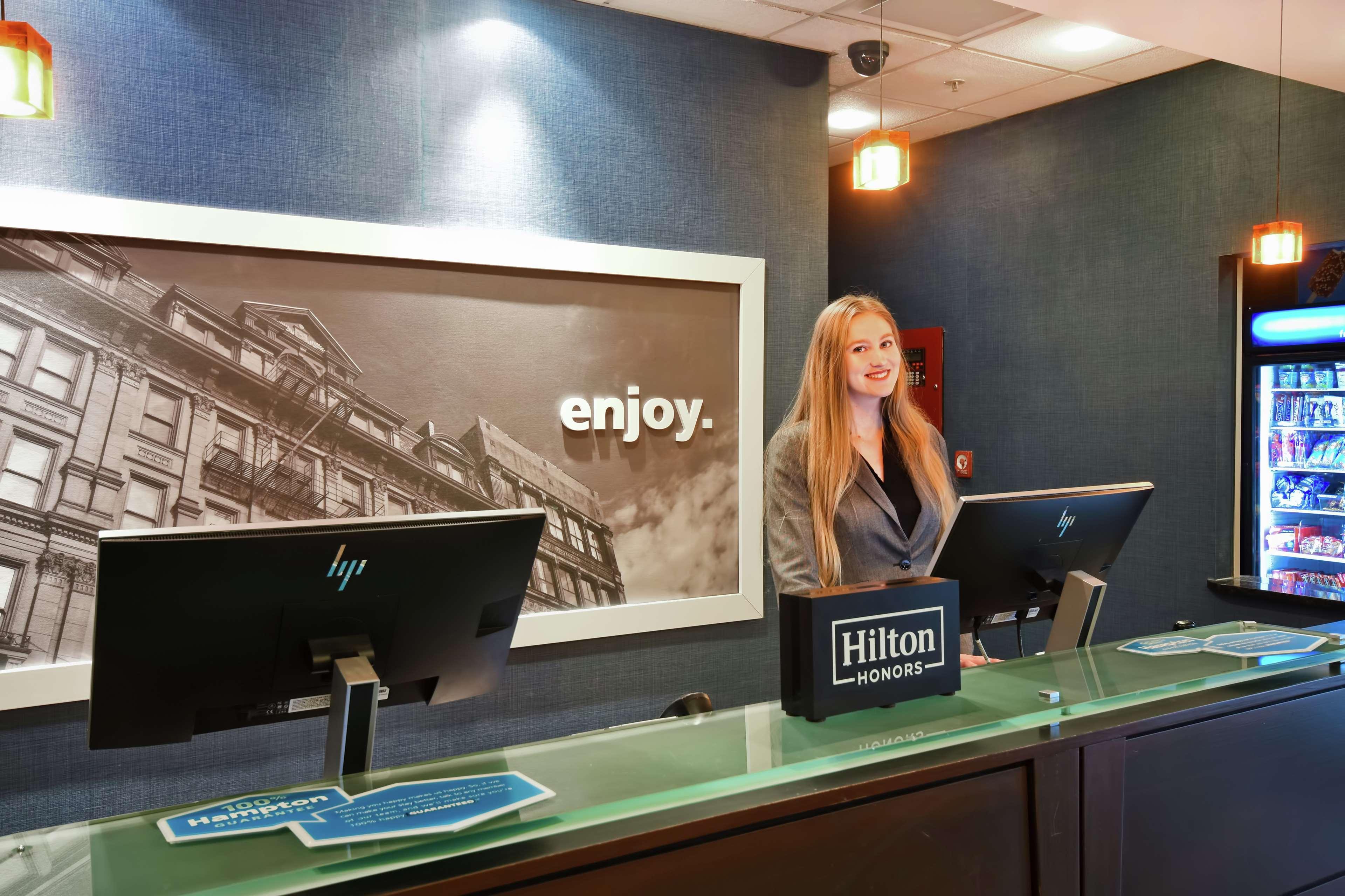 Vista Lobby Hampton Inn & Suites Detroit-Canton