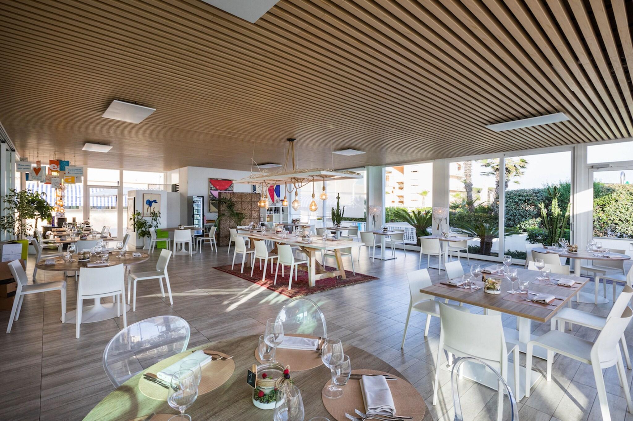 Bar/Salón Hotel in Marina di Cecina a few steps from the sea