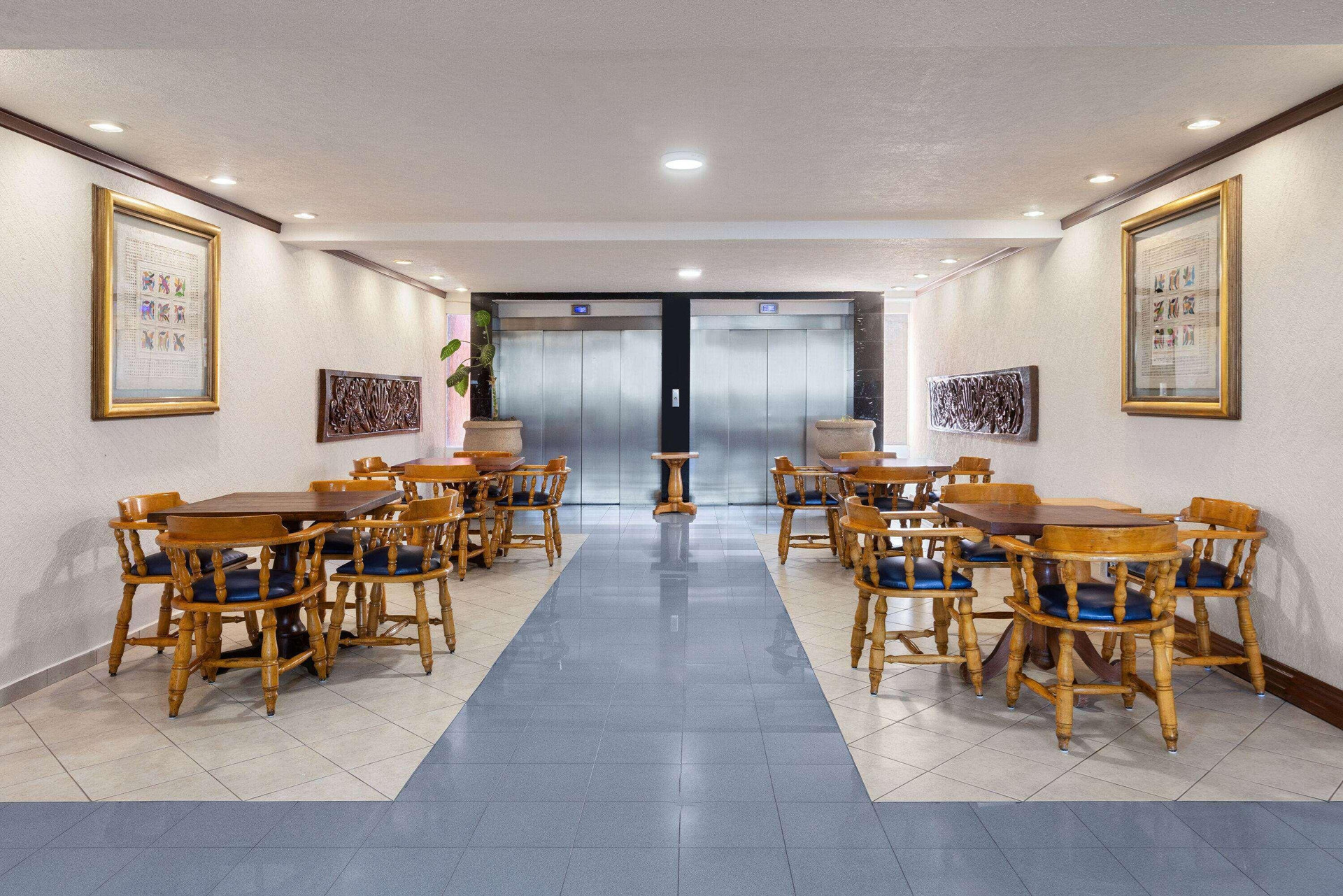 Vista Lobby Howard Johnson by Wyndham Toluca
