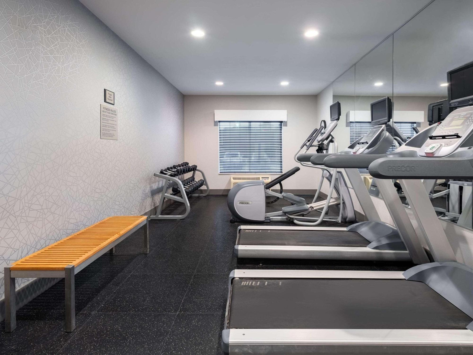 Gimnasio Country Inn & Suites by Radisson, Toledo, OH