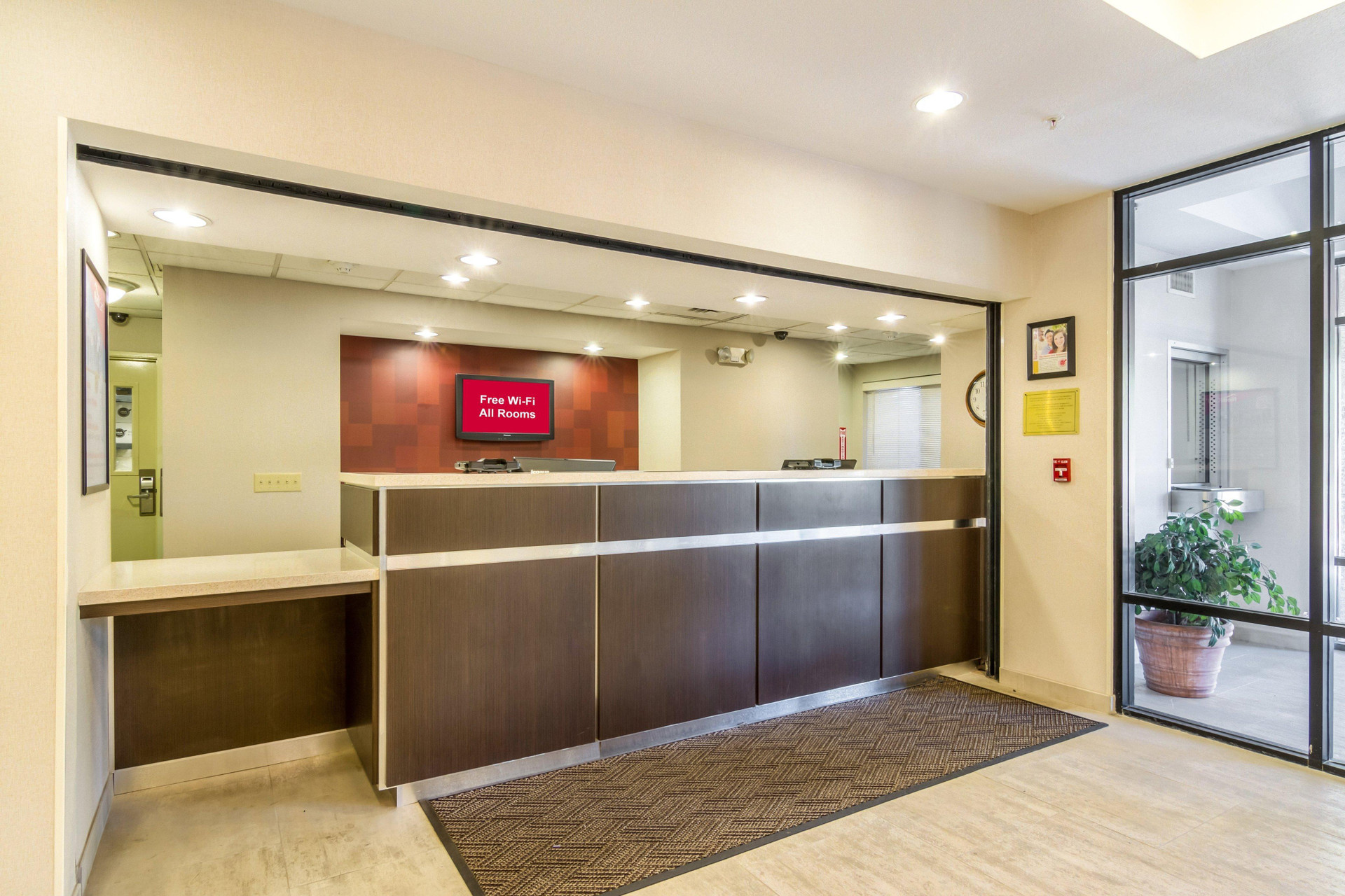 Vista Lobby Red Roof Inn PLUS+ Tempe - Phoenix Airport
