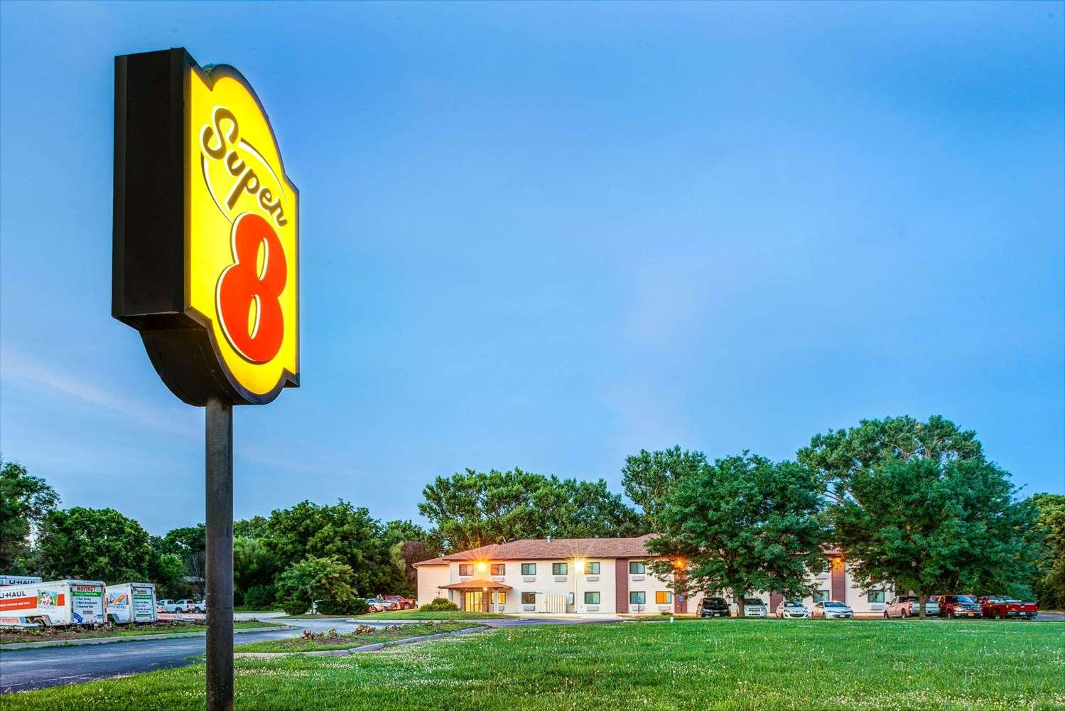 Varios Super 8 by Wyndham Blair