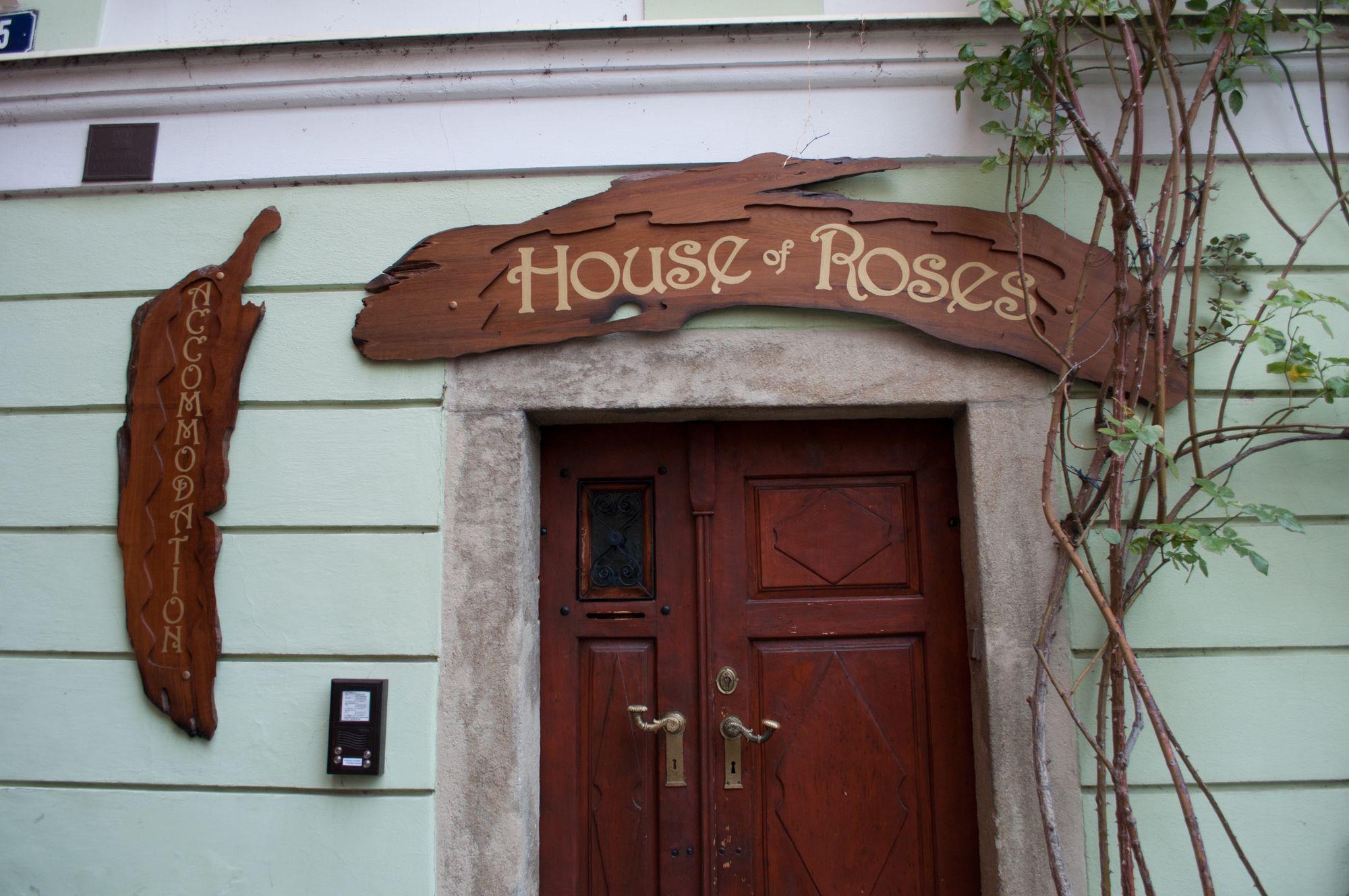 Vista Exterior House of Roses