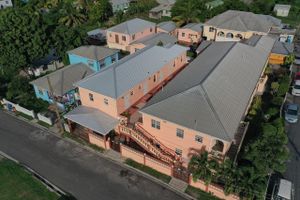Alojamiento - Connie's Comfort Suites