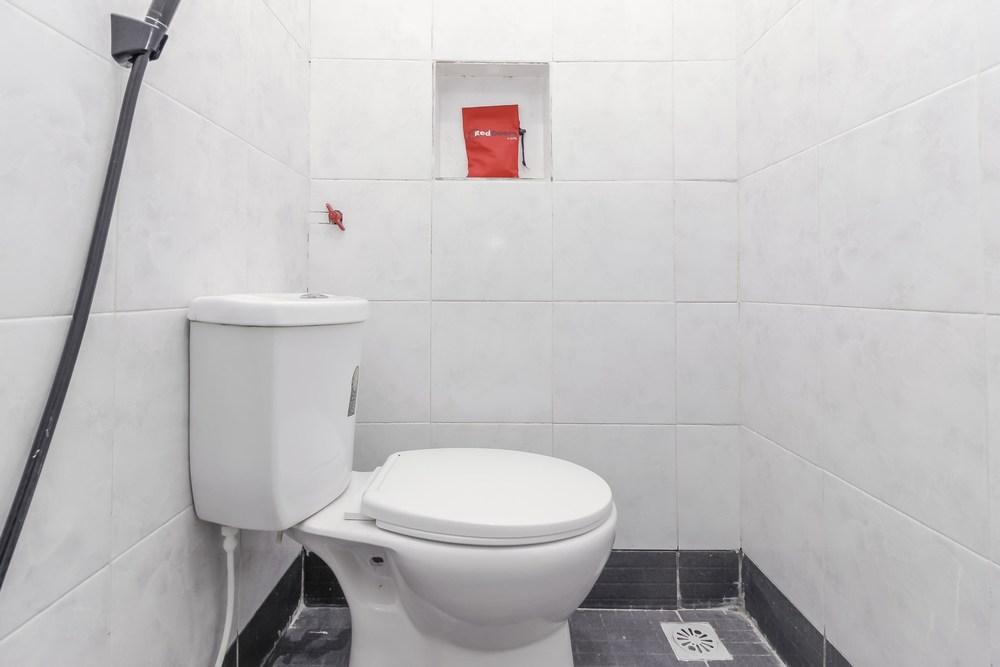 Baño RedDoorz near Margo City