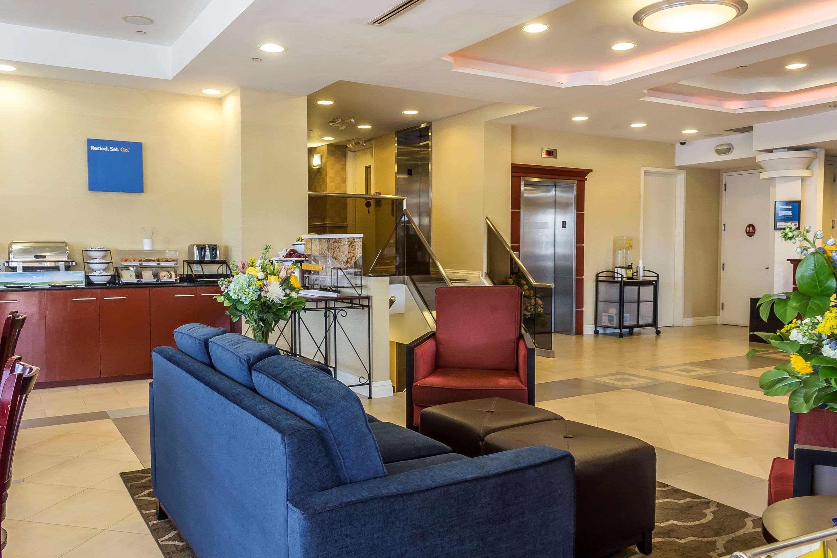 Vista Lobby Comfort Inn & Suites LaGuardia Airport