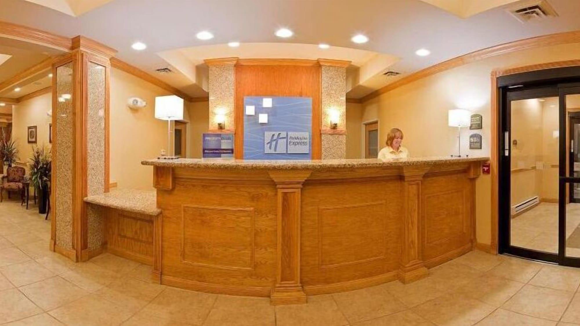 Vista Lobby Holiday Inn Express Hotel & Suites Detroit - Utica by IHG