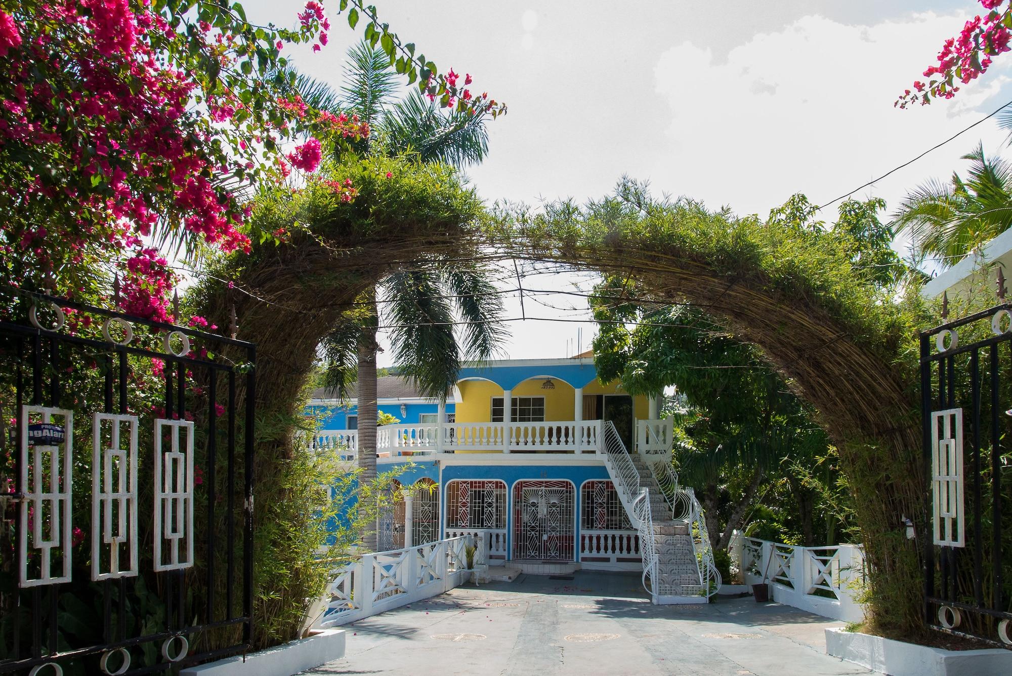 Vista Exterior Chateau Margarite Hotel