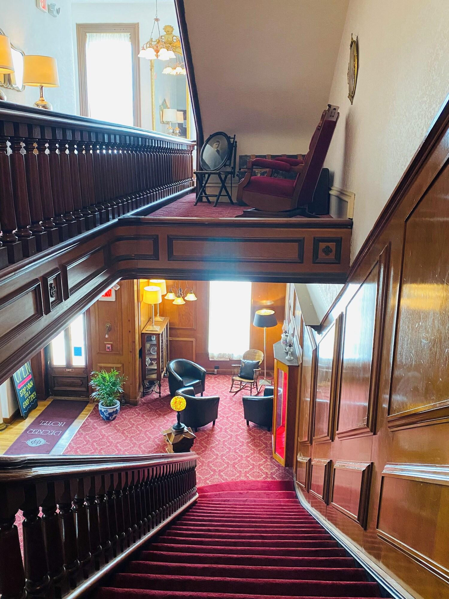 Varios Decker Hotel & Bar