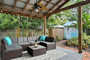 Alquiler Vacacional - Charming 1920 Bungalow in Seminole Heights, Tampa: 2BD/2BA Gem with Character!