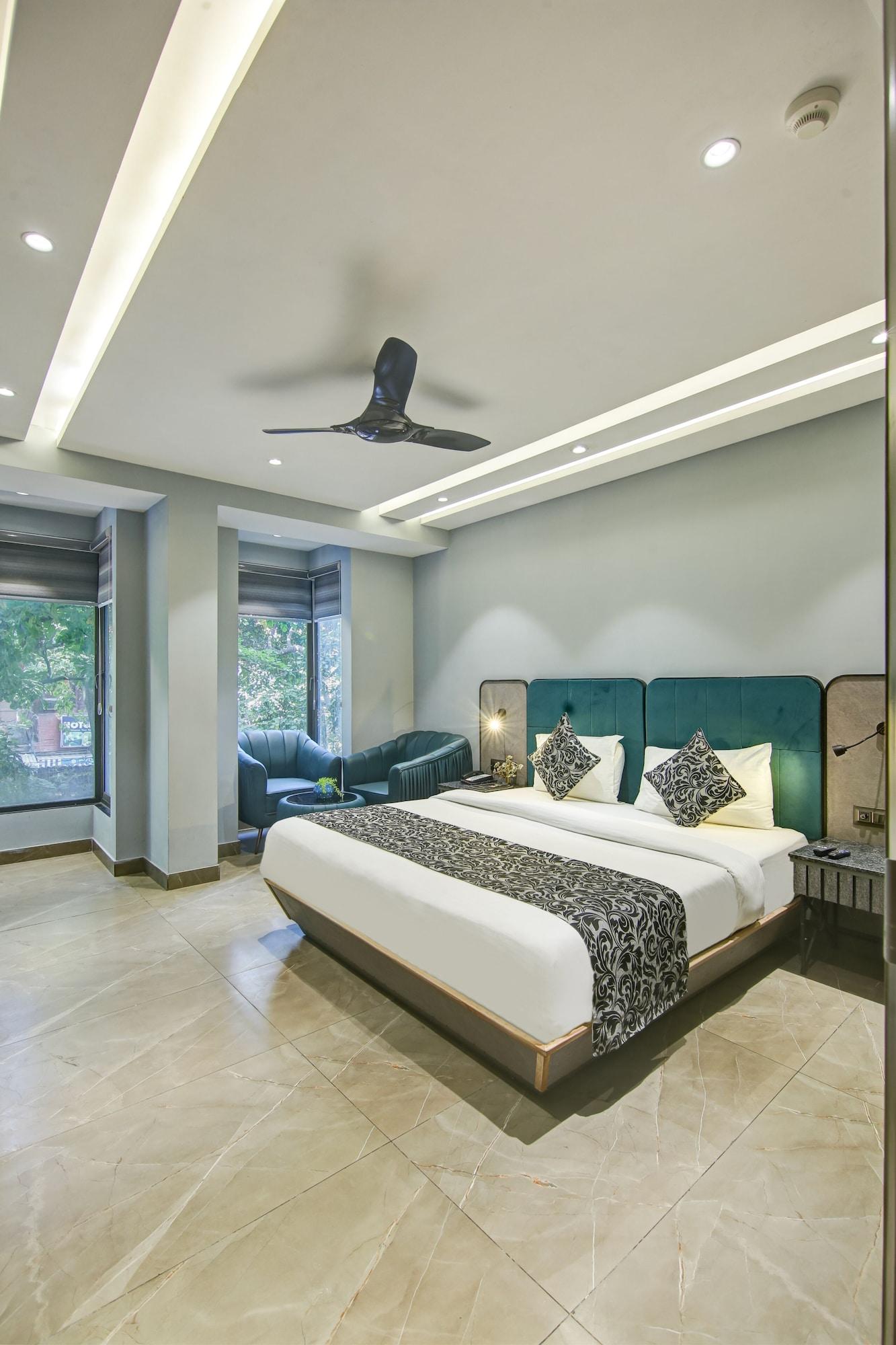 Varios HOTEL UPTOWN - Luxury Restaurant & Rooftop Near Connaught Place