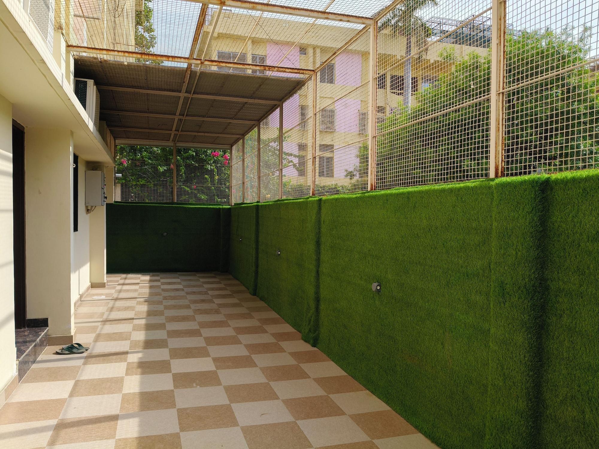 Vista Exterior Hare Krishna Stays