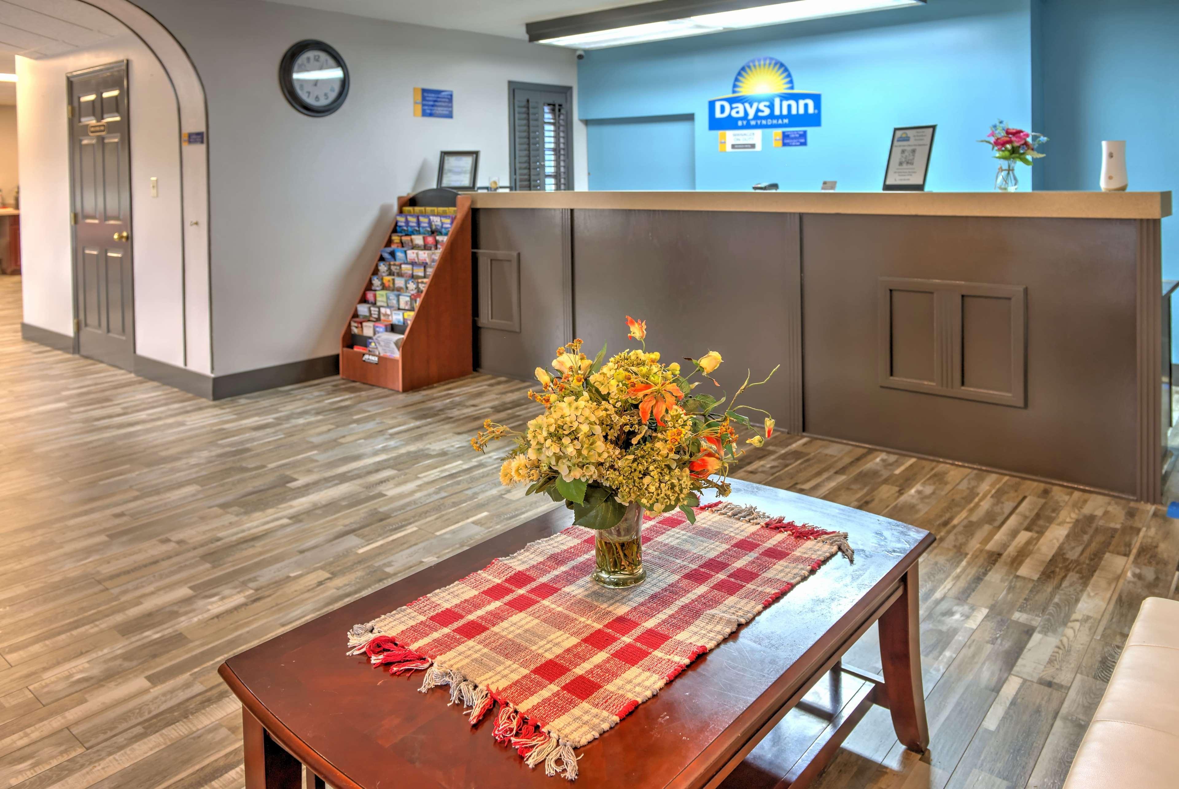Vista Lobby Days Inn by Wyndham Harriman