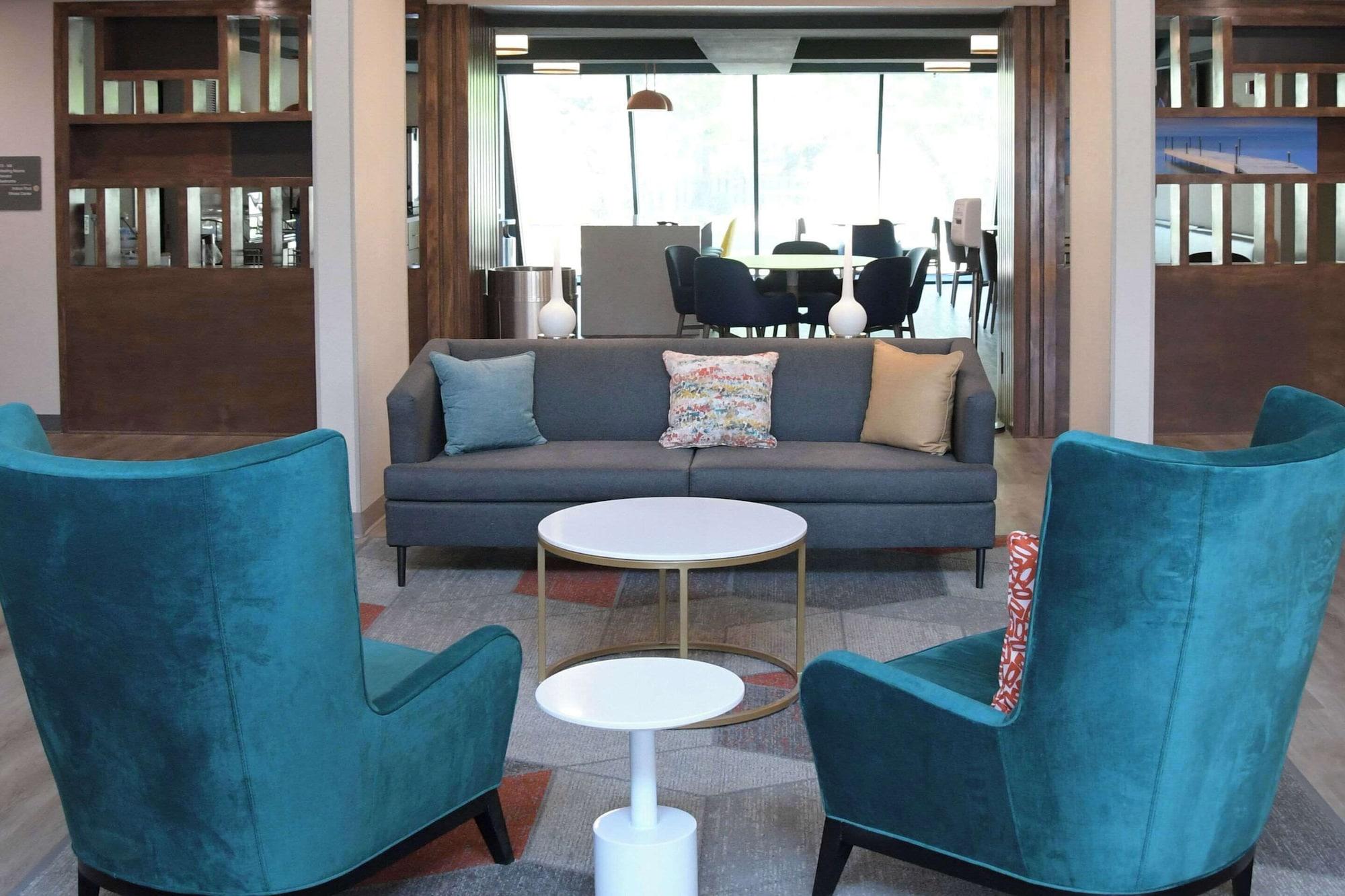 Vista Lobby Comfort Inn & Suites NW Milwaukee