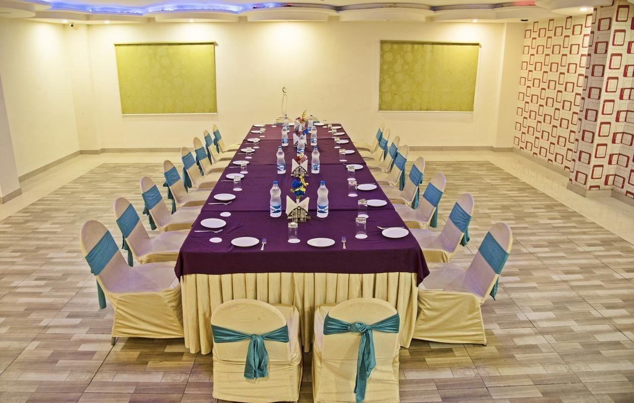 Sala de Reuniones Spring Sky Mughalsarai by ShriGo Hotels