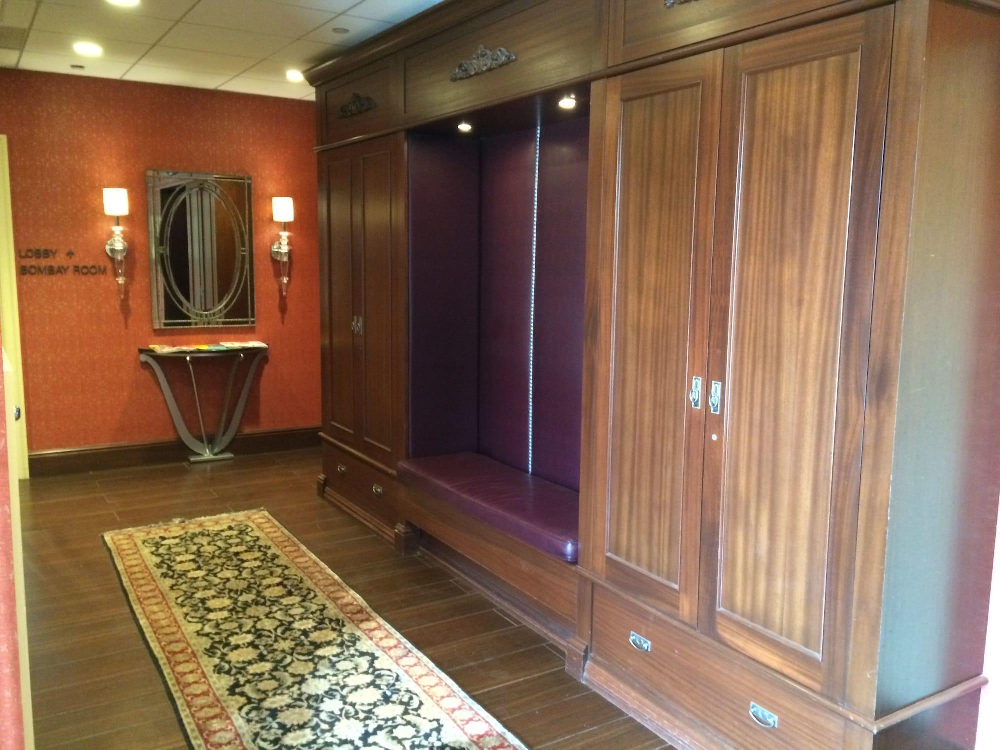 Vista Lobby Chestnut Hill Hotel