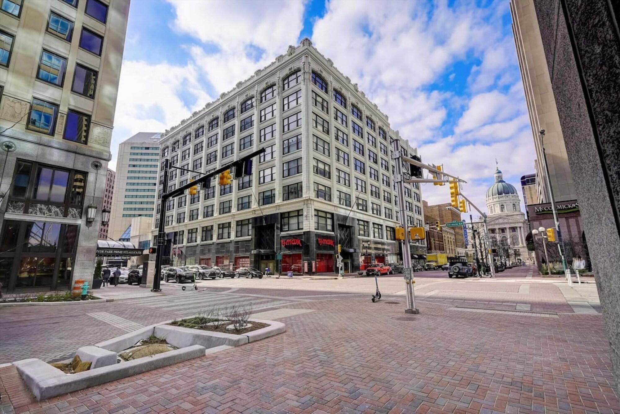 Vista Exterior CozySuites The Block Skybridge Access