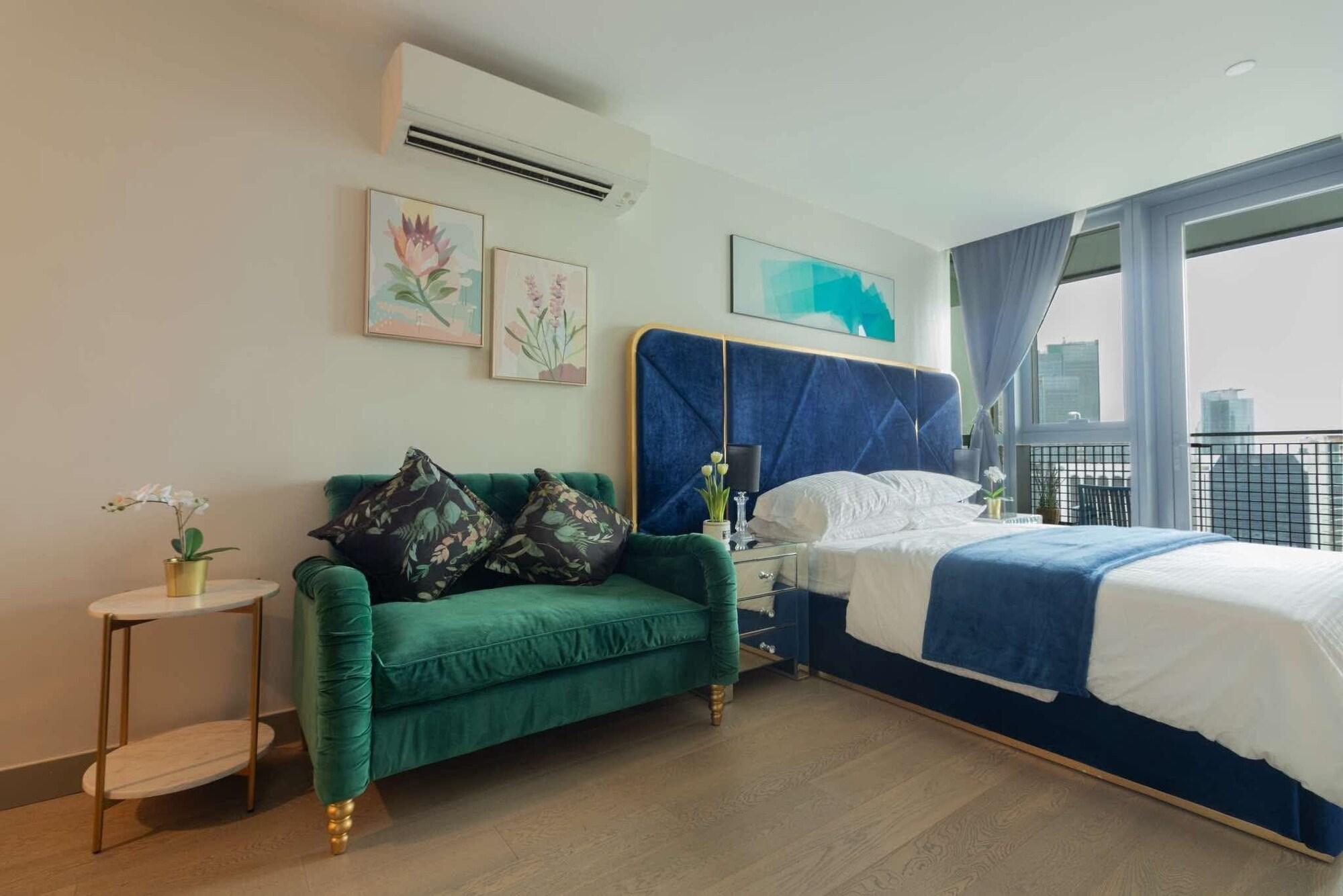 Habitación Century Spire Condominium