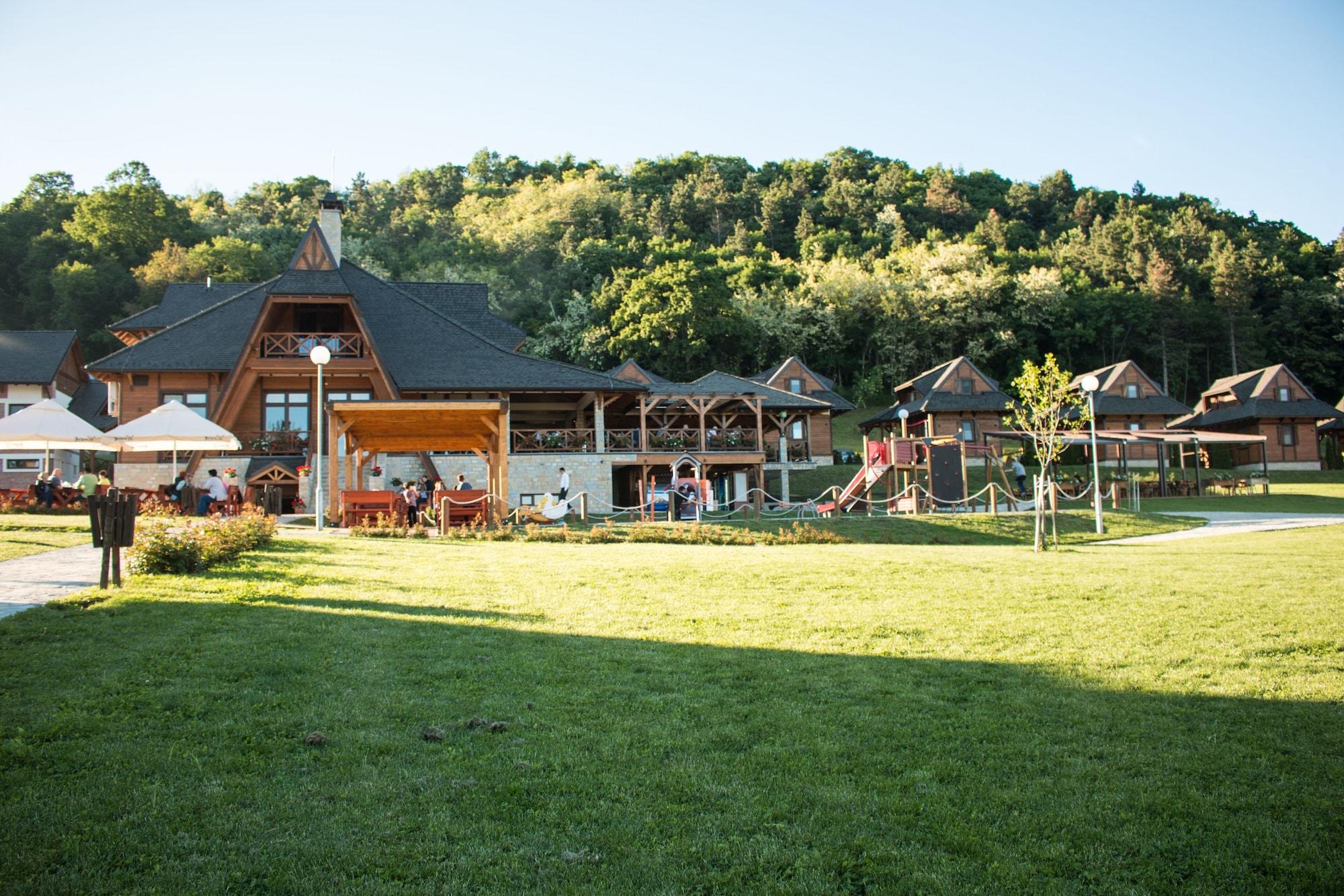Instalaciones Recreativas Etno Naselje Vrdnička Kula
