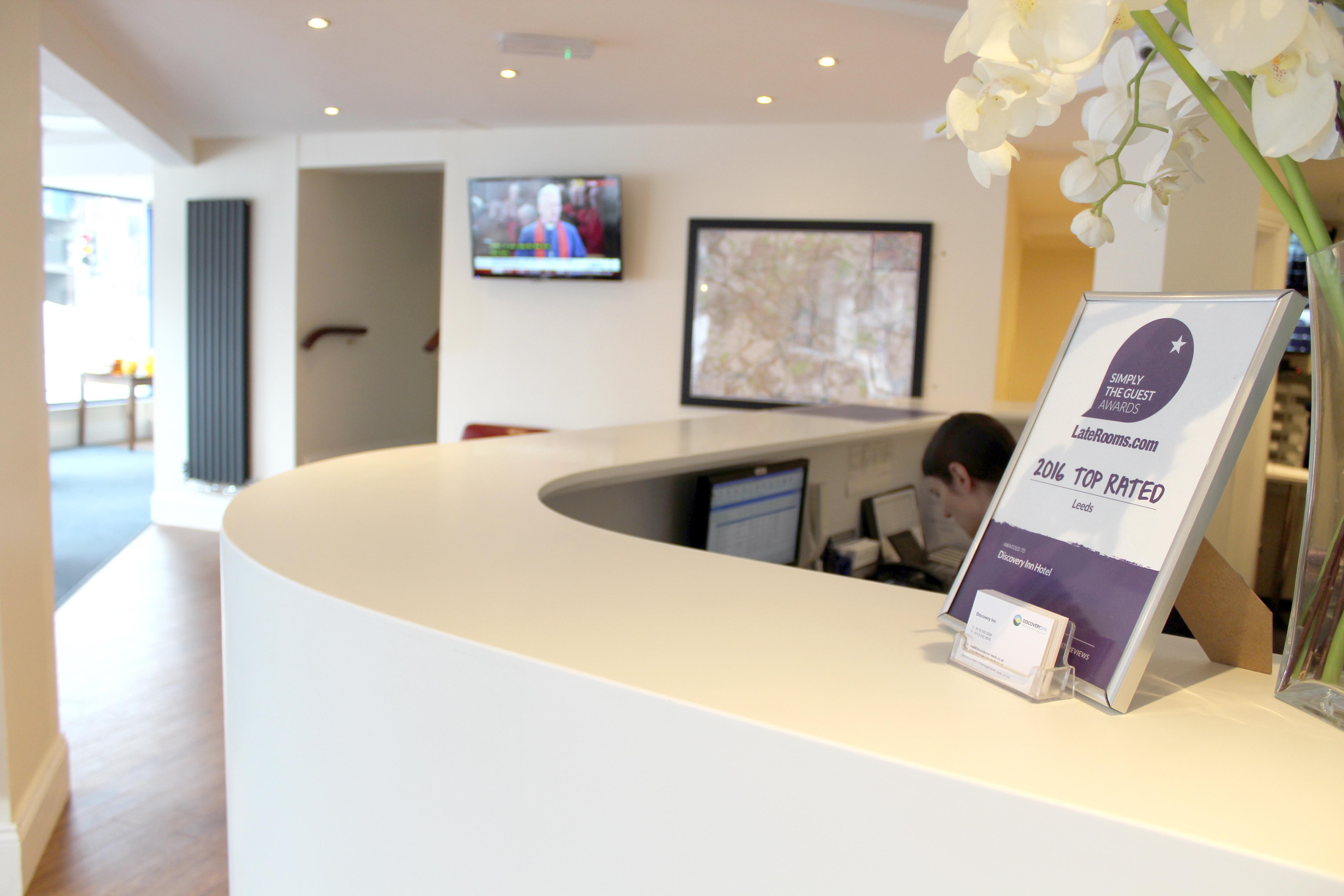 Vista Lobby Discovery Inn Hotel