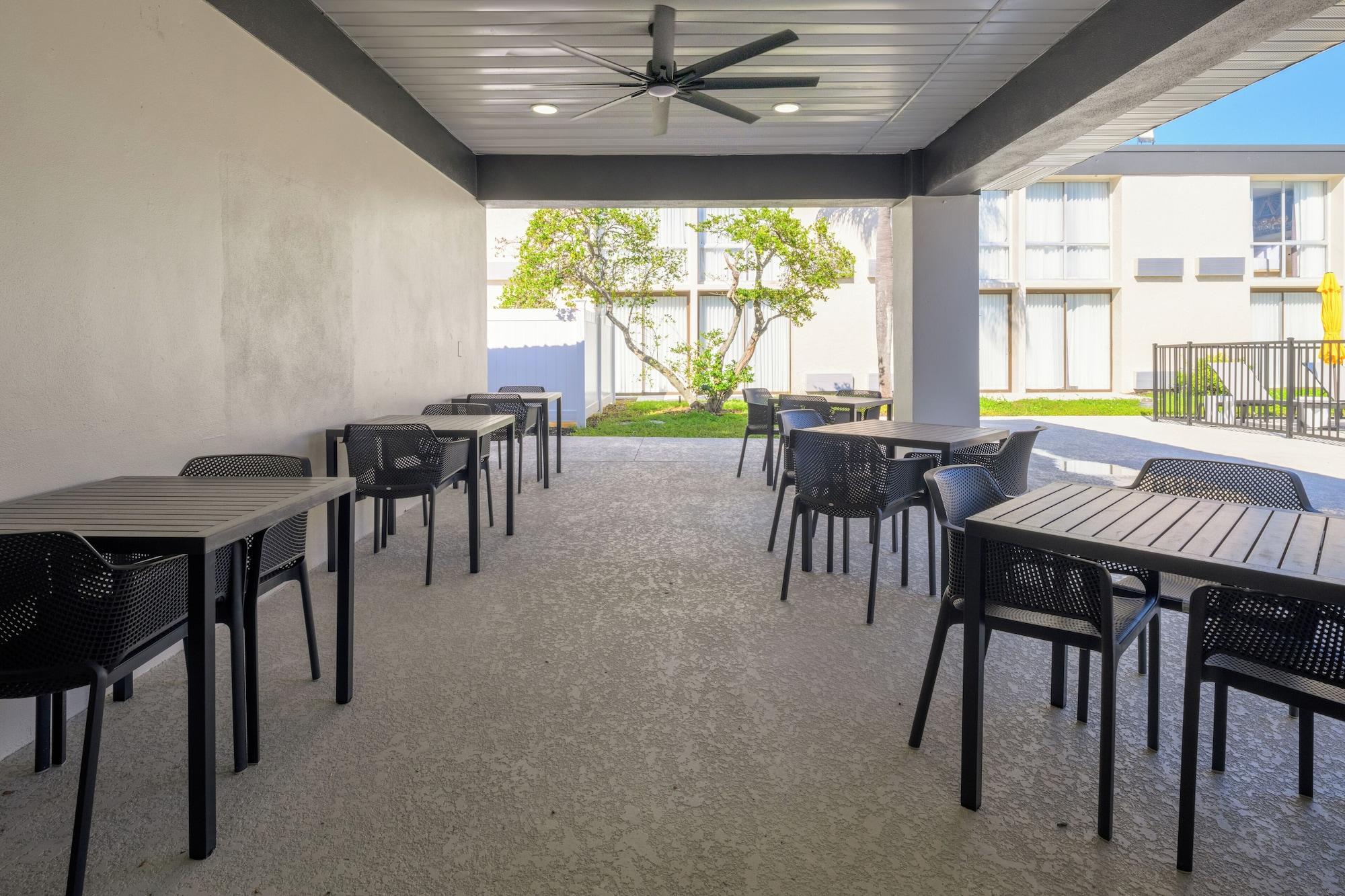 Restaurant B&B Hotel Orlando International Drive Near Universal - Newly Renovated!