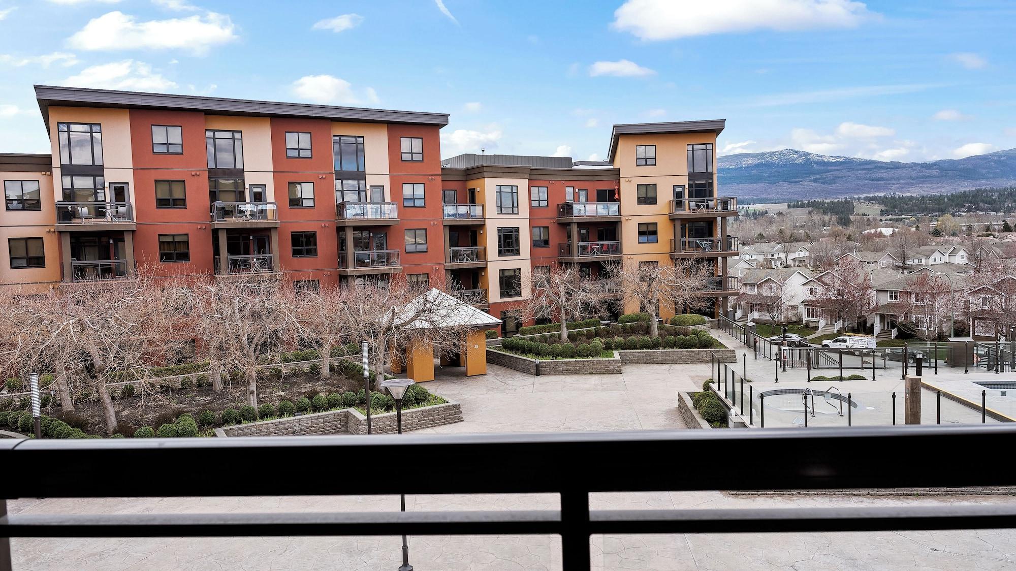 Vista Exterior Fifth Floor Pool View #505