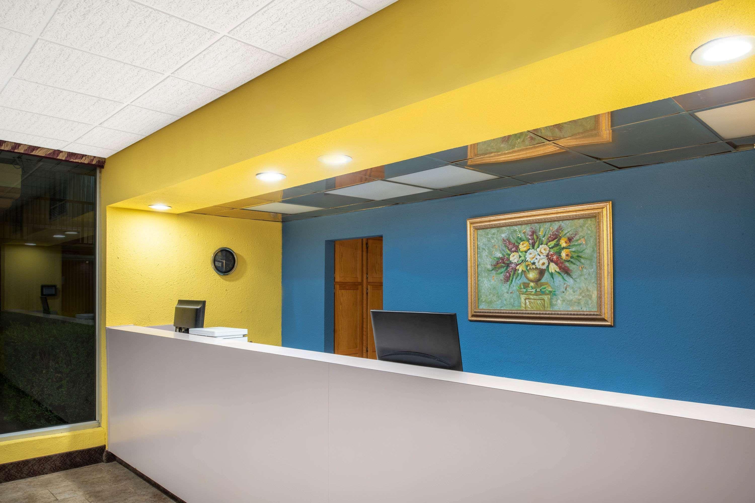 Vista Lobby Days Inn by Wyndham Salem