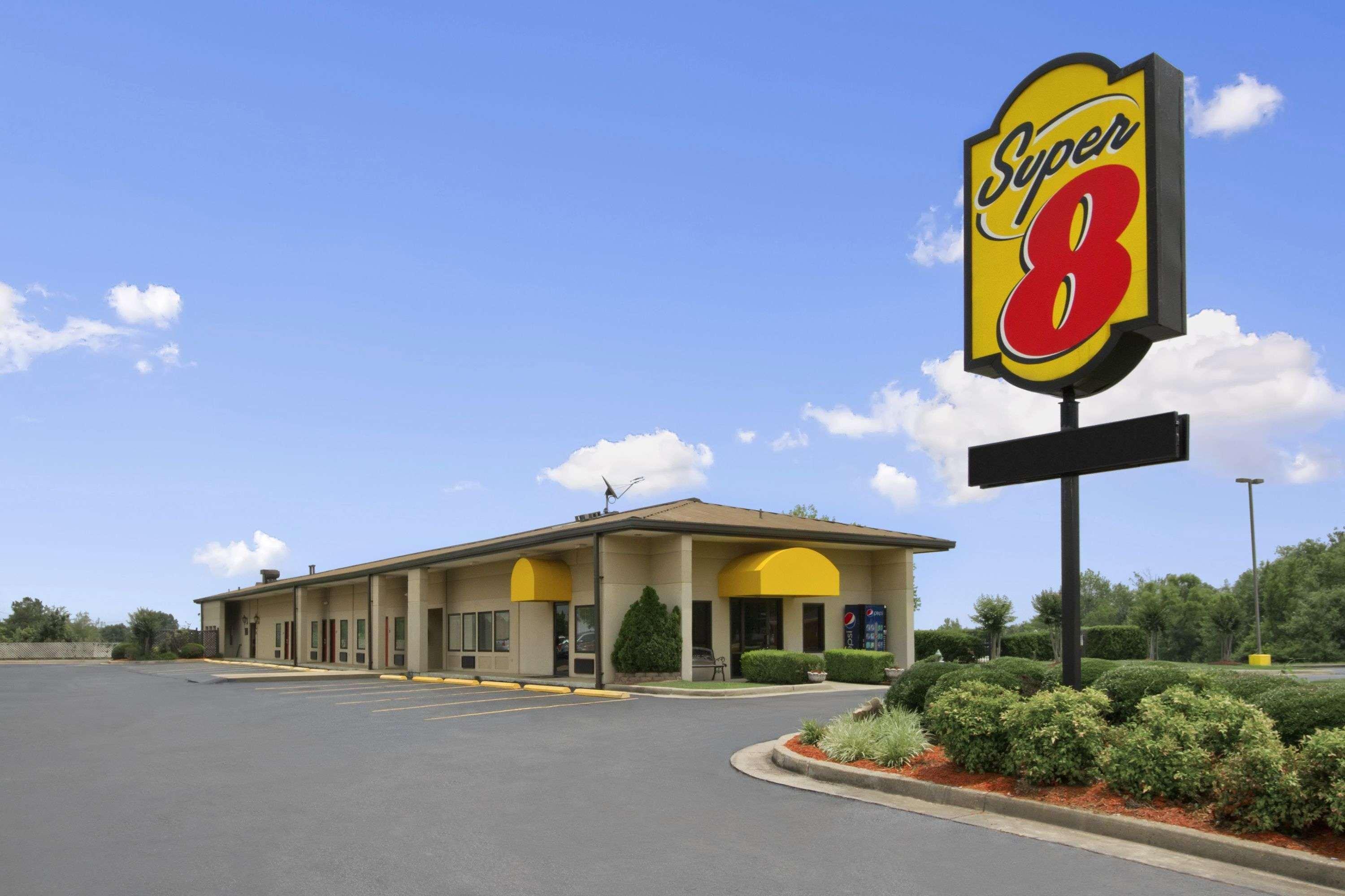Vista Exterior Super 8 by Wyndham Tupelo Airport