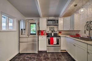 Alquiler Vacacional - Quaint Jamestown Home w/ Yard: Half Mi to Downtown