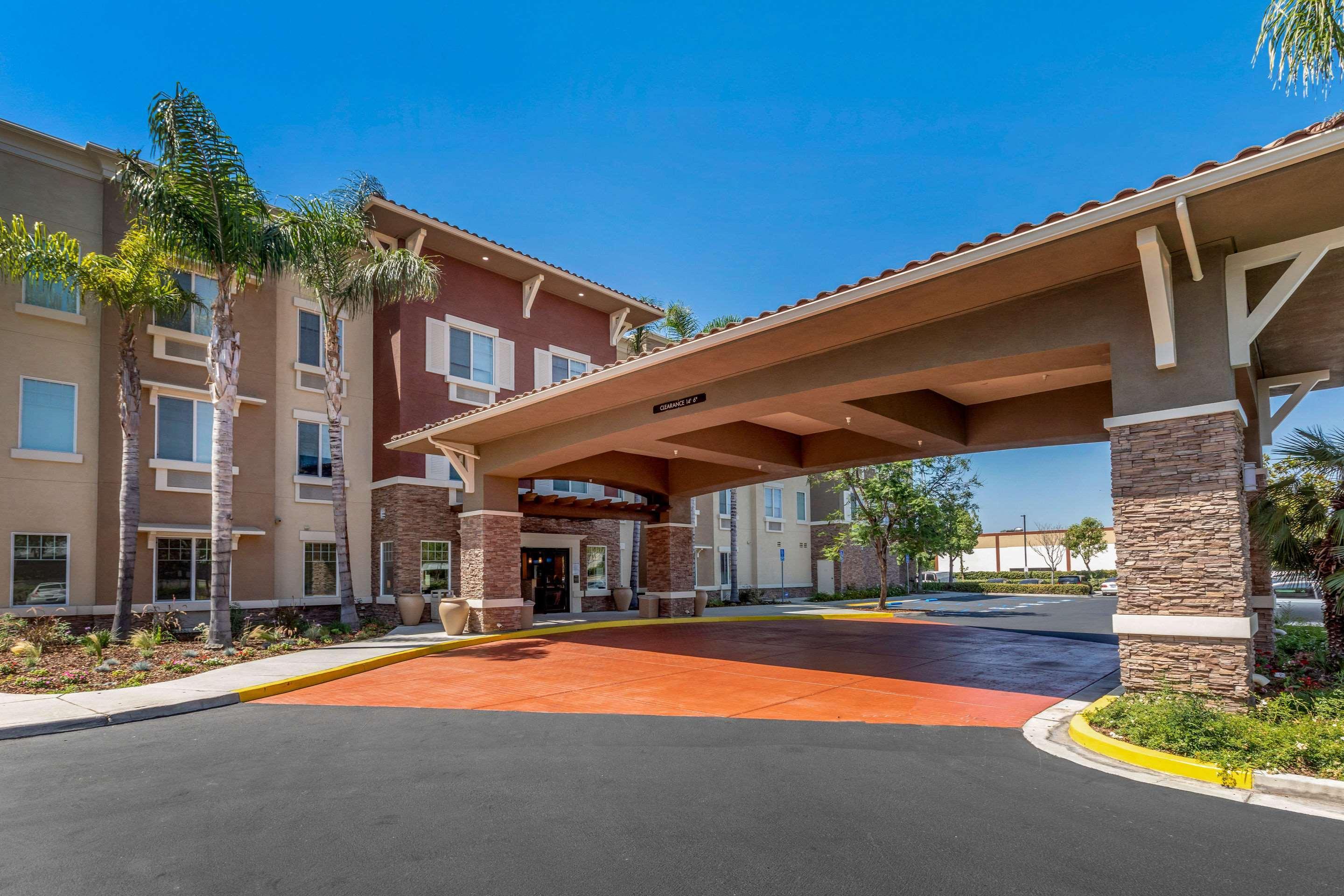Vista Exterior Comfort Inn & Suites near Ontario Airport