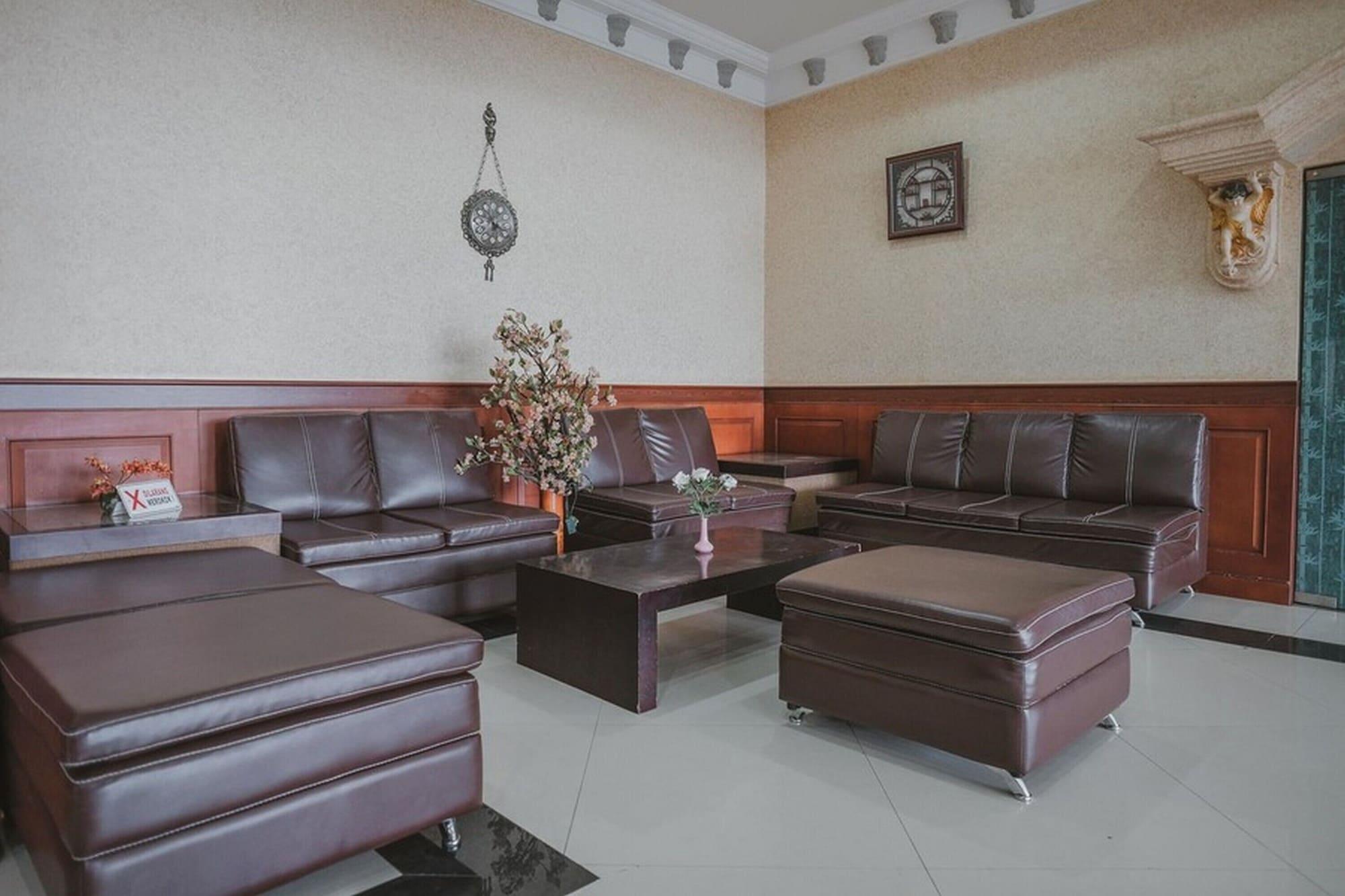 Vista Lobby RedDoorz Premium @ Jalan Pal 10 Jambi