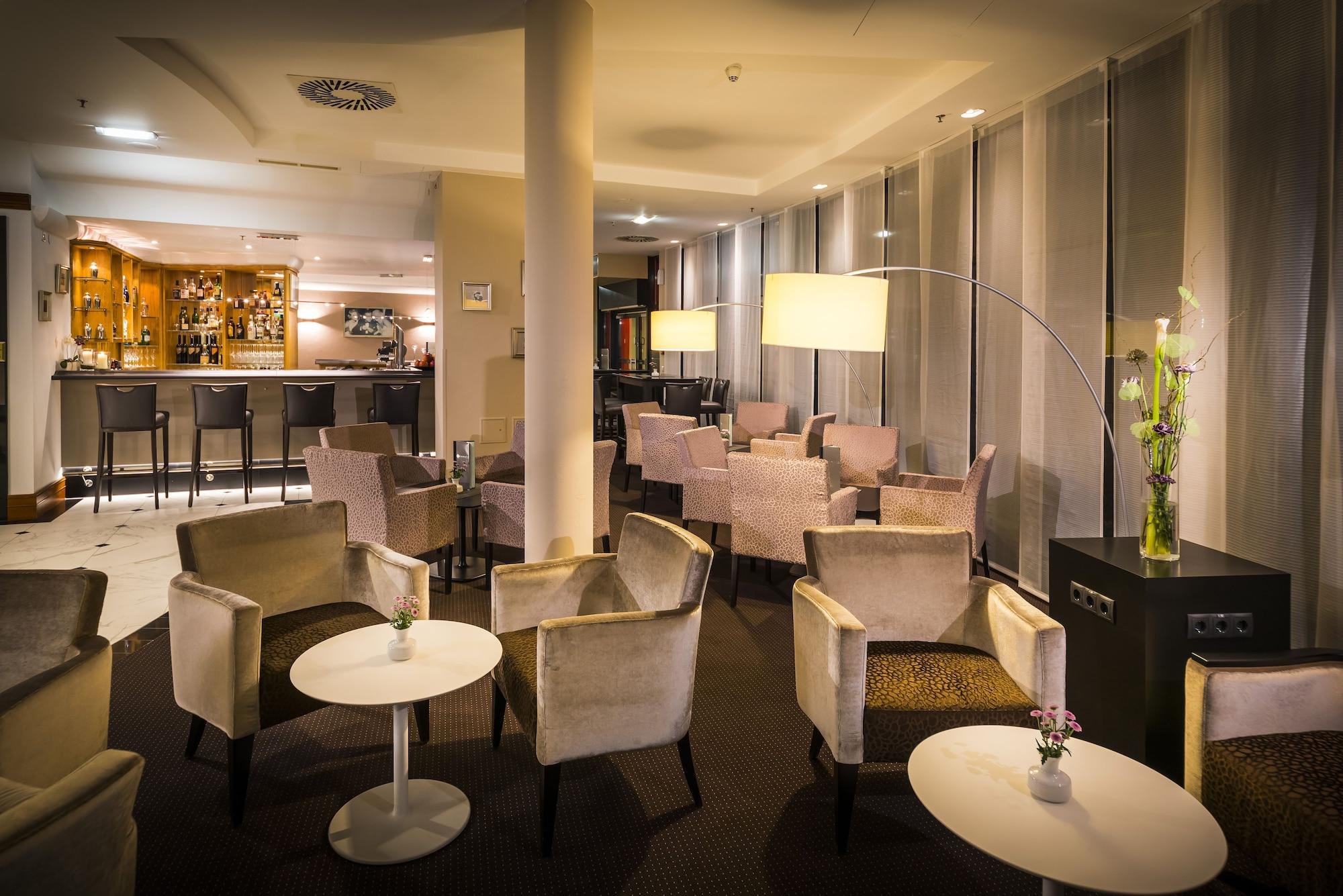 Bar/Salón Ramada by Wyndham Graz
