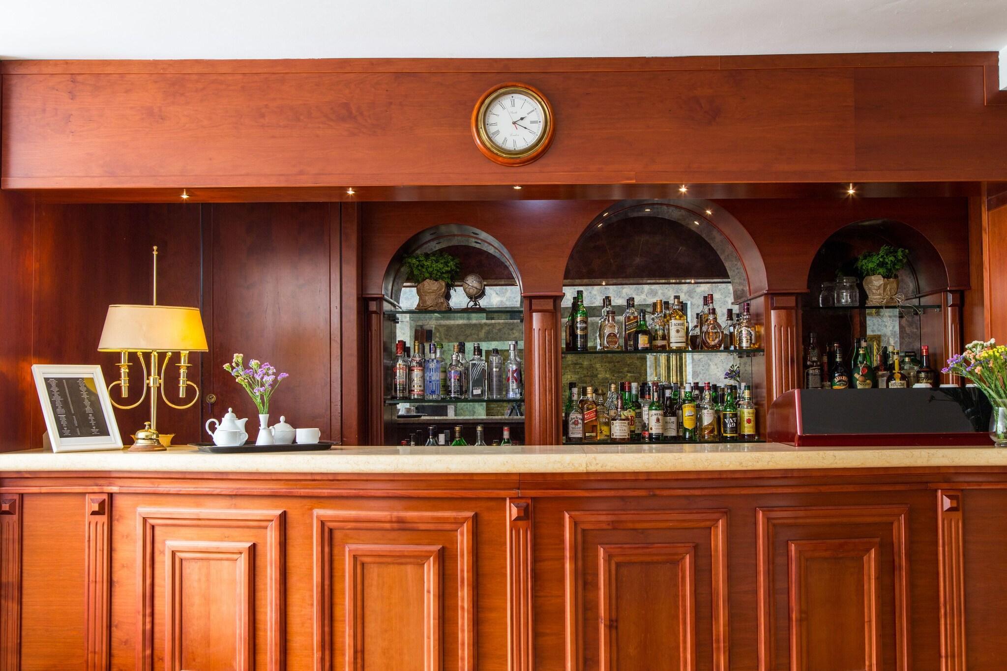 Bar/Salón Alexios Inn Hotel