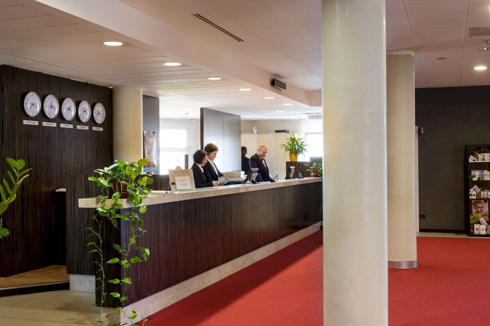 Vista Lobby Viest Hotel