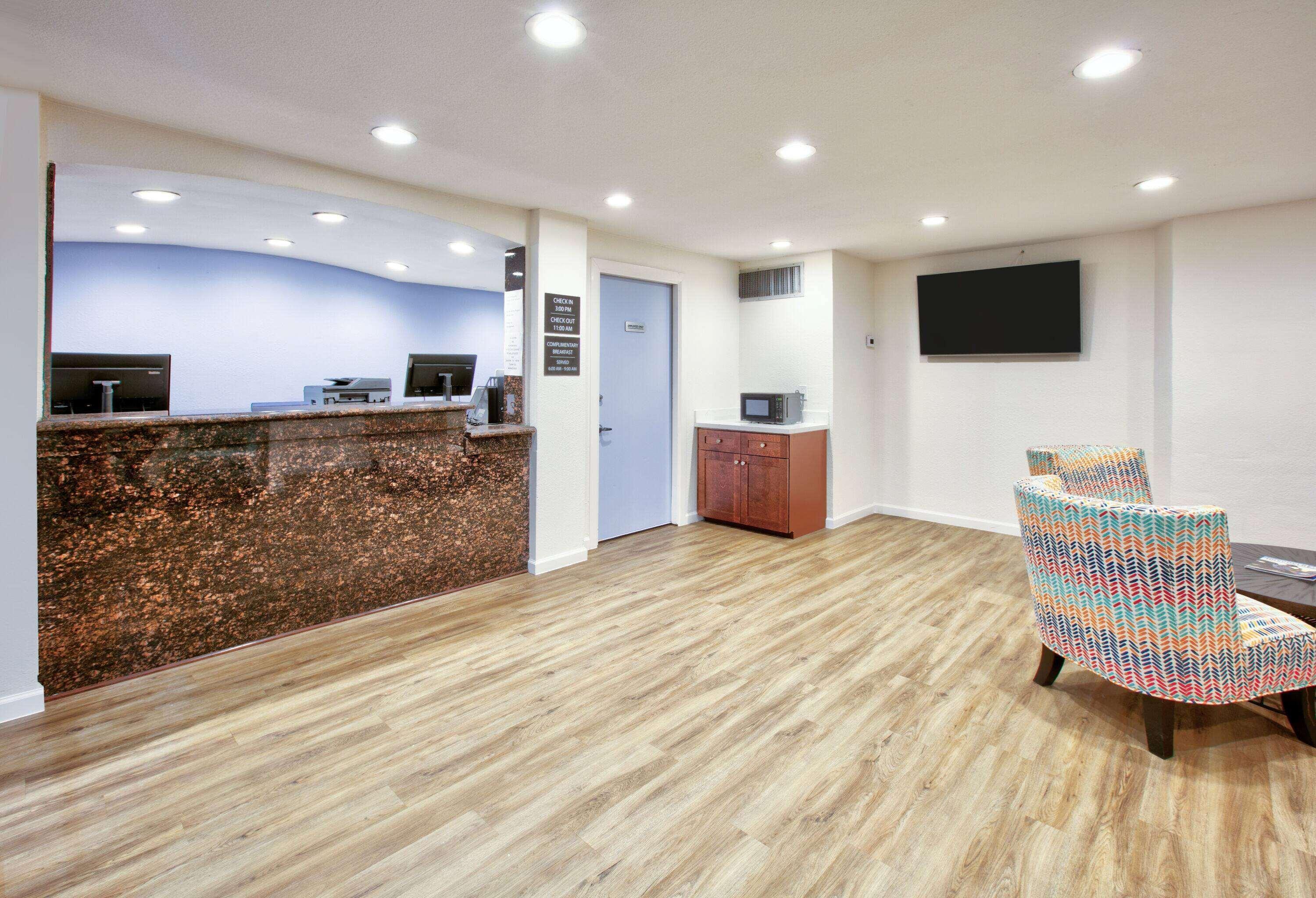 Vista Lobby Super 8 by Wyndham Victoria / South / Hwy 59