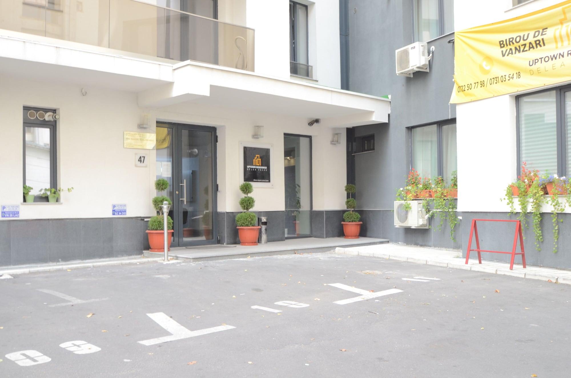 Vista Exterior Uptown Residence Apartments