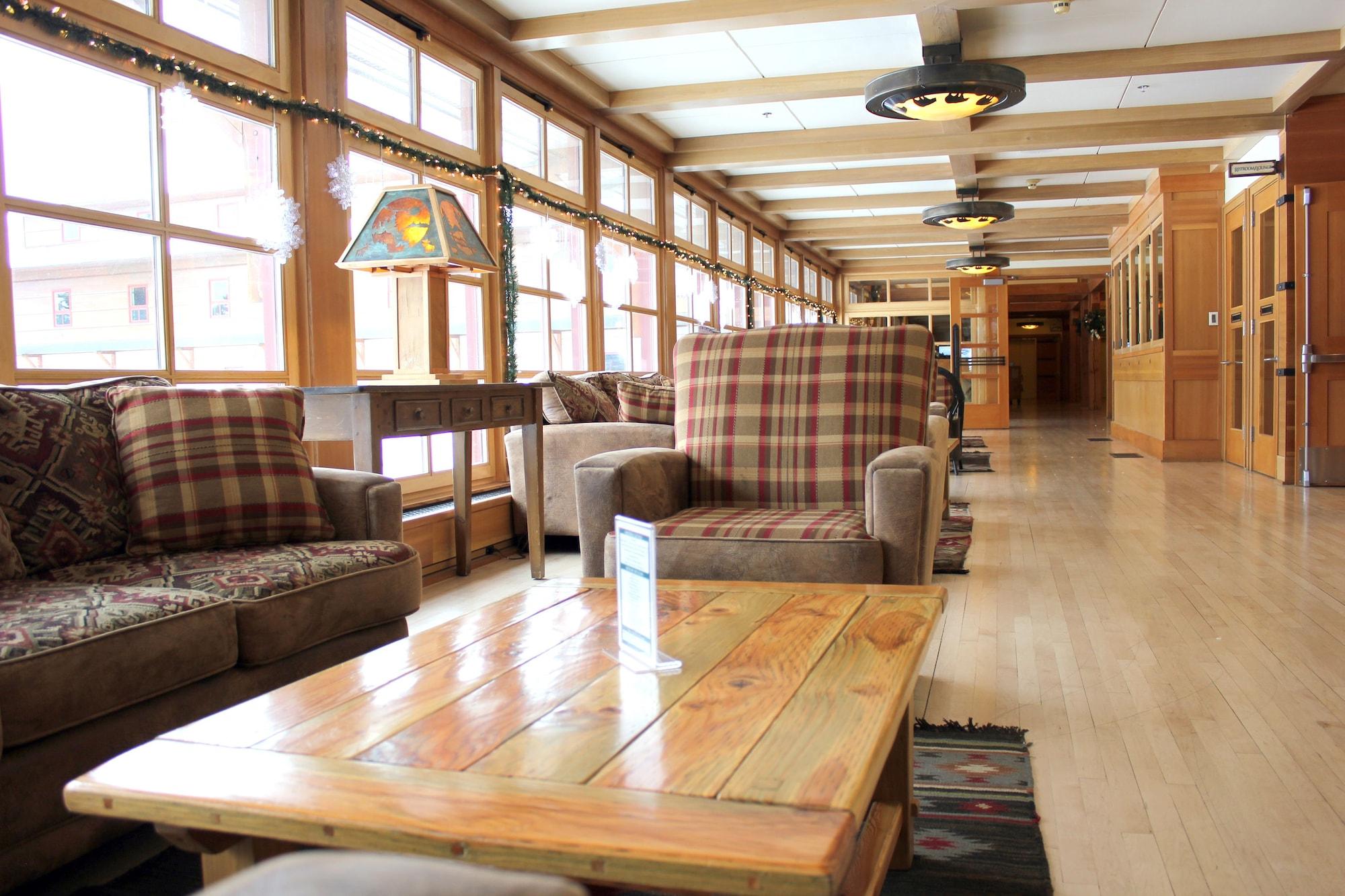 Varios Old Faithful Snow Lodge & Cabins - Inside the Park