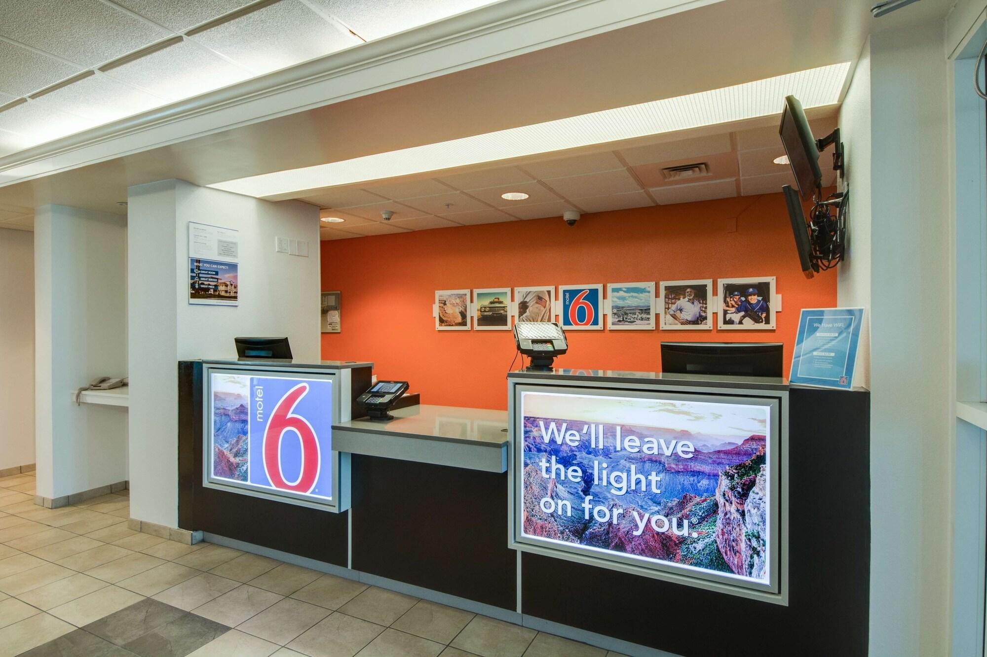 Vista Lobby Motel 6 Brownsville, TX