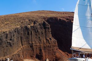 Actividad - Paseo en catamarán por la Caldera de Santorini con comida
