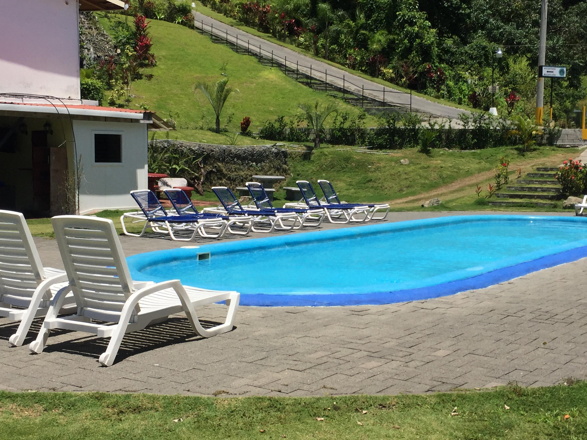 Vista Piscina El Faro Beach Hostel